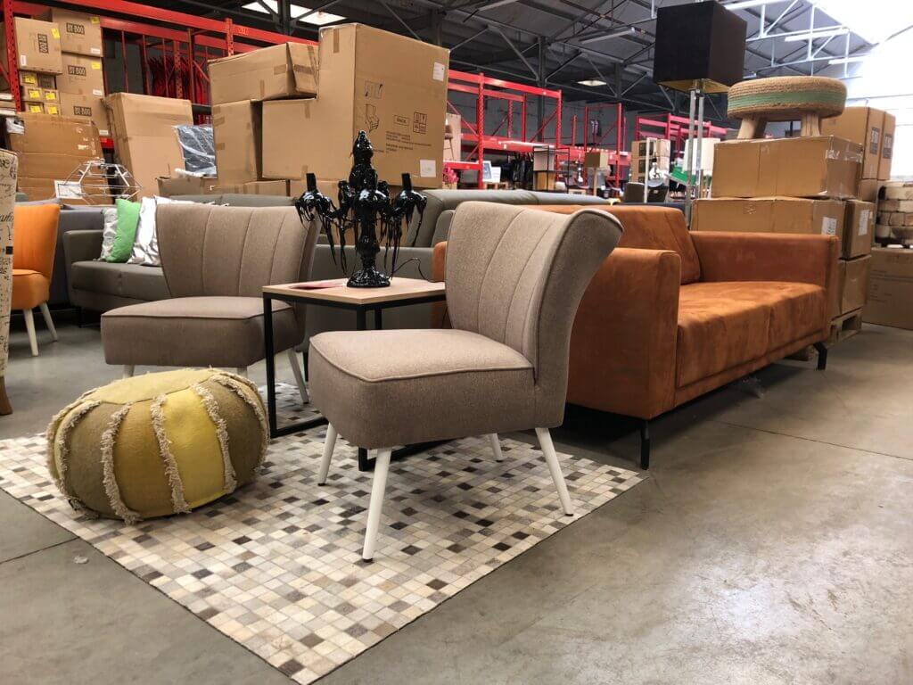 Goederen en voorraad voorbereiden voor verkoop via een veiling in magazijn