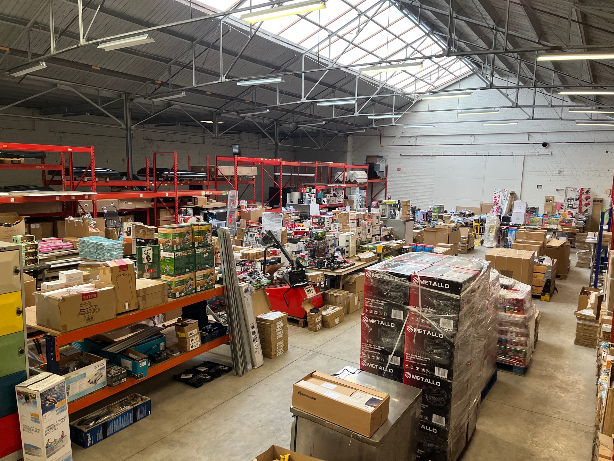 Een grote restpartij met diverse artikelen, klaargezet voor snelle opkoop en doorverkoop.