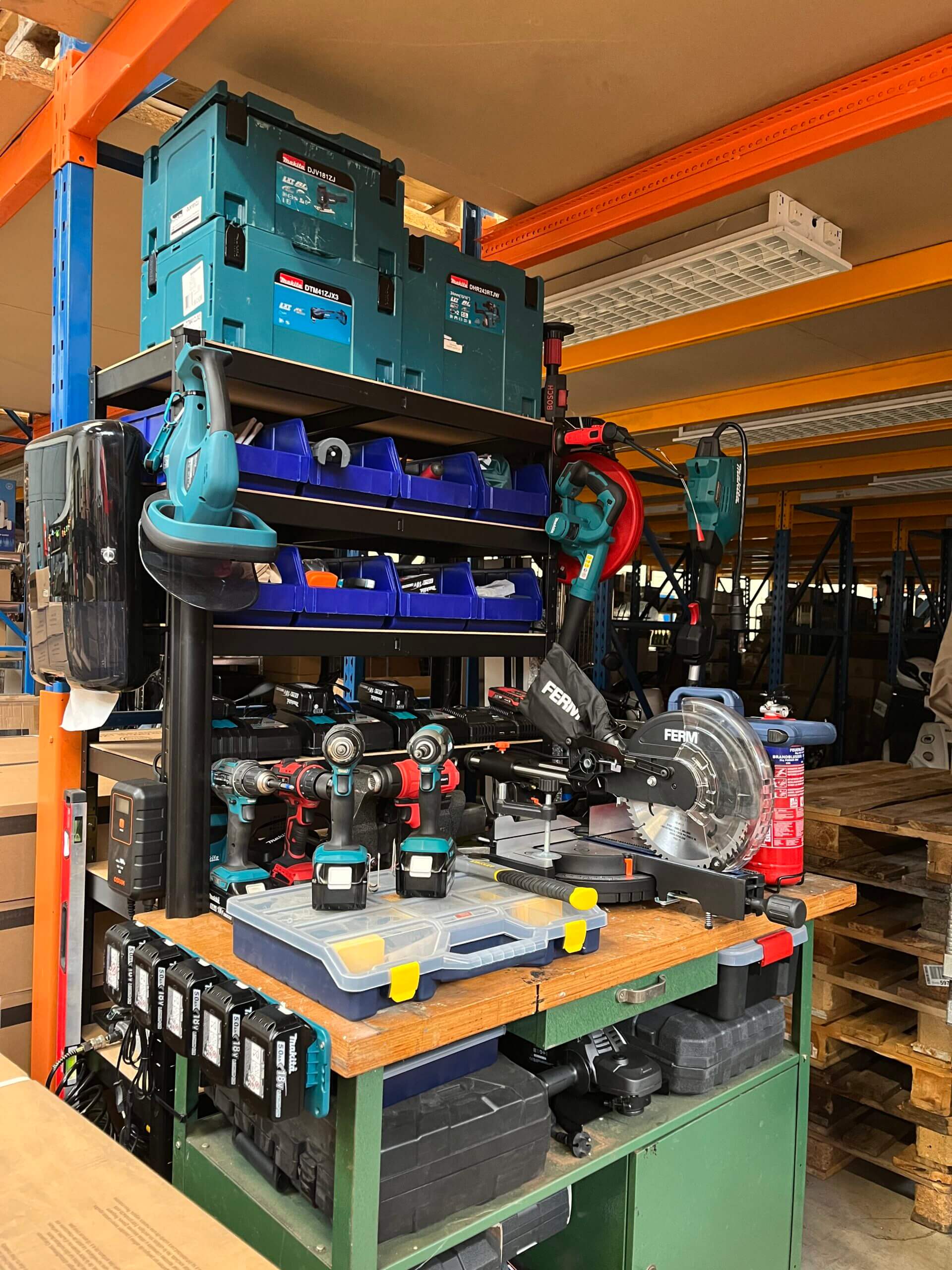 Bent u op zoek naar een betrouwbare gereedschap opkoper? Veilinghuis Nederland biedt een snelle en efficiënte oplossing voor het verkopen van gereedschap, machines en industriële apparatuur. Wij zorgen voor een zorgeloze afhandeling, van gratis waardebepaling tot snelle betaling binnen 12 uur. Dankzij ons brede netwerk van kopers realiseren wij de beste opbrengst voor uw gereedschap.