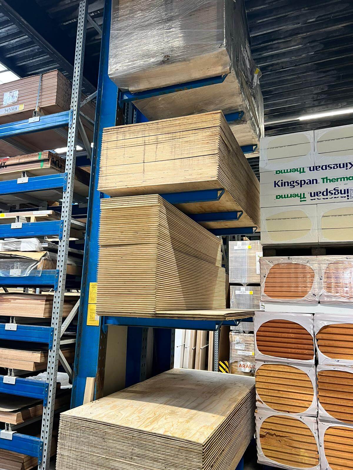 Bouwmaterieel, zoals steigers en gereedschap, gestald in een loods en beschikbaar voor directe opkoop.