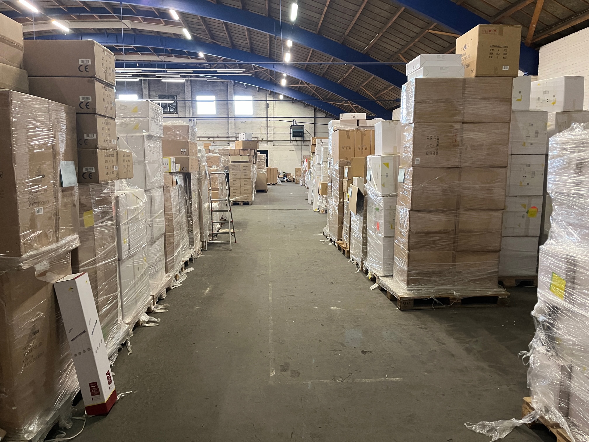Team aan het werk in een magazijn om retouren te sorteren en catalogiseren.