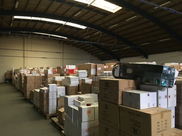 Magazijn gevuld met retouren, restanten en overstock van diverse webwinkels.