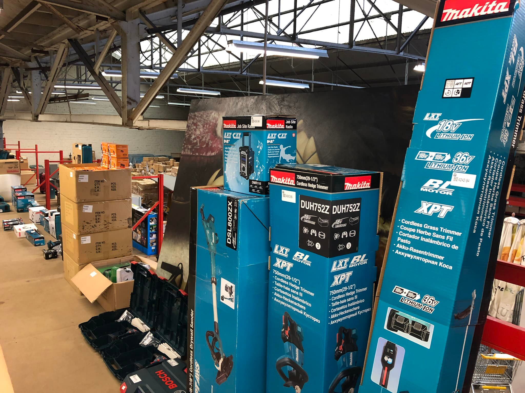 Een stapel elektrisch gereedschap, zoals boormachines en zaagmachines, klaar voor opkoop en veiling.