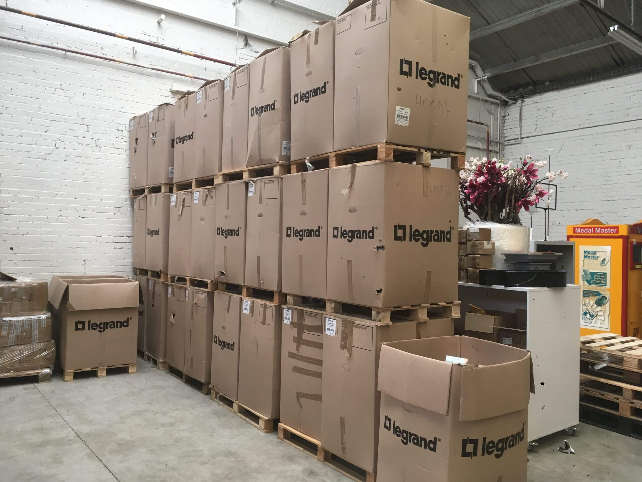 Grote voorraad transporteren met retouren en magazijnrestanten.