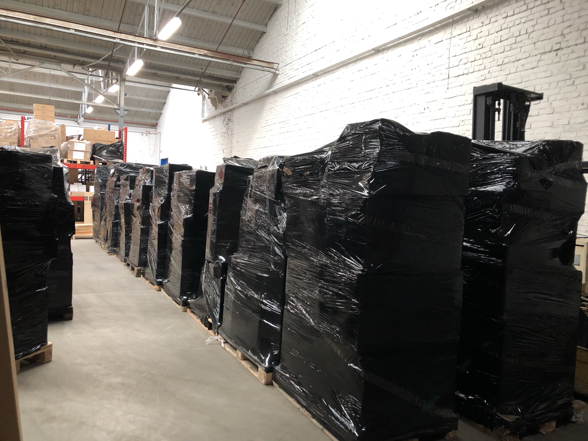 Retouren van bouwmaterialen en gereedschap klaar voor export.
