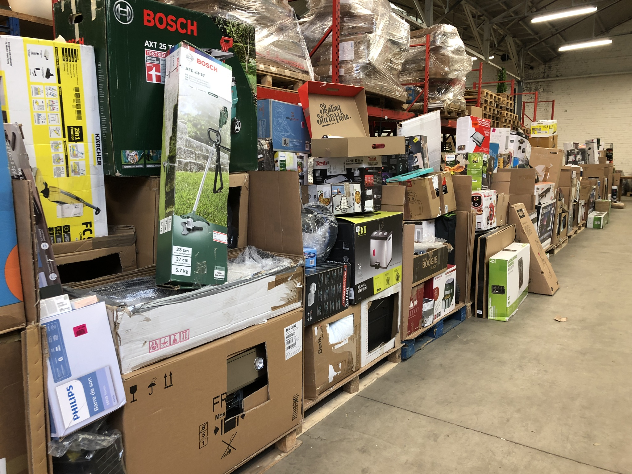 Volgeladen pallets met retourgoederen klaar voor verwerking en verkoop.