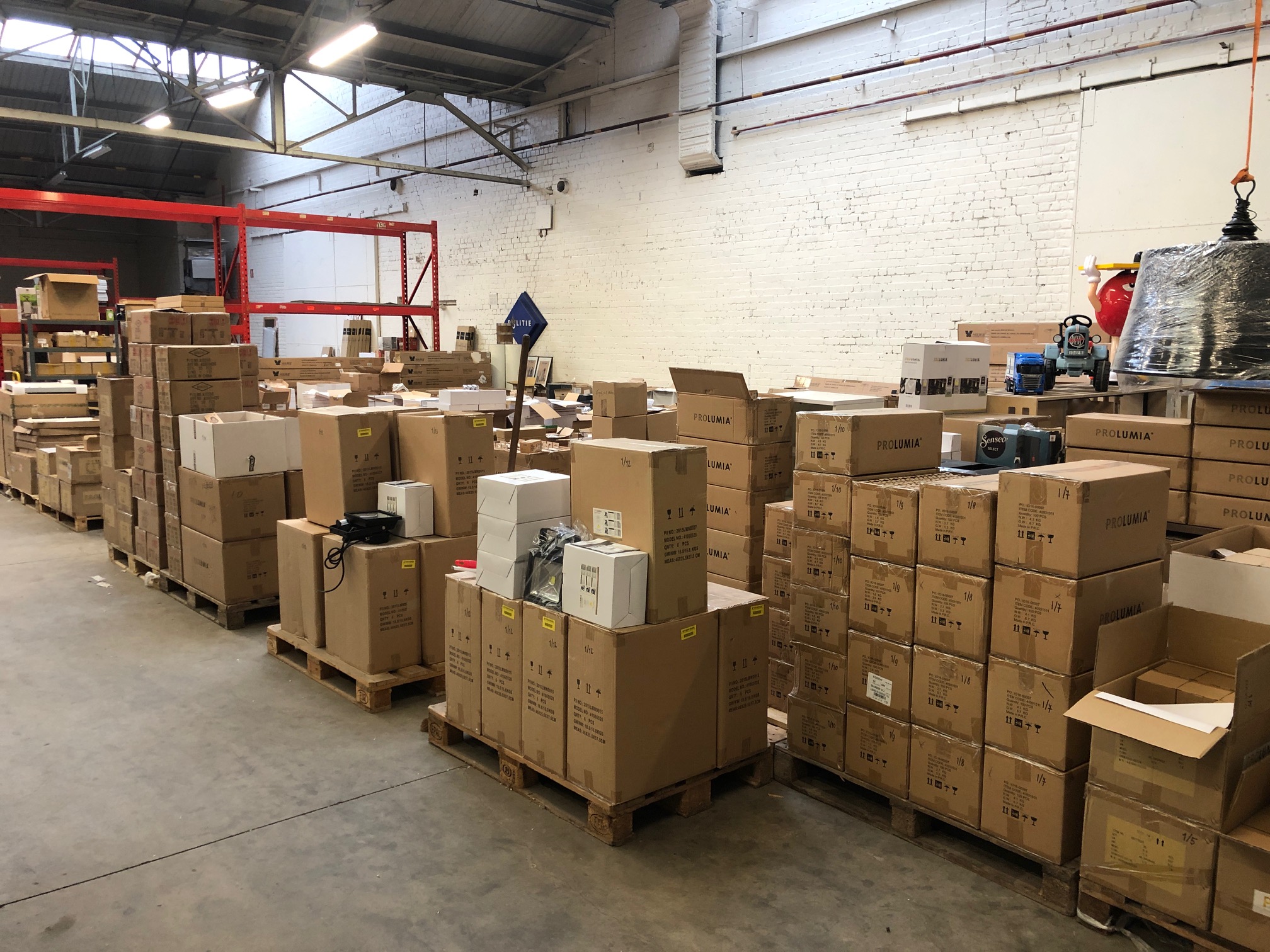 Heb je overtollige voorraad? Veilinghuis Nederland helpt bij de verkoop via een online veiling of directe opkoop. Snelle afhandeling en transparante verkoop voor maximale opbrengst.