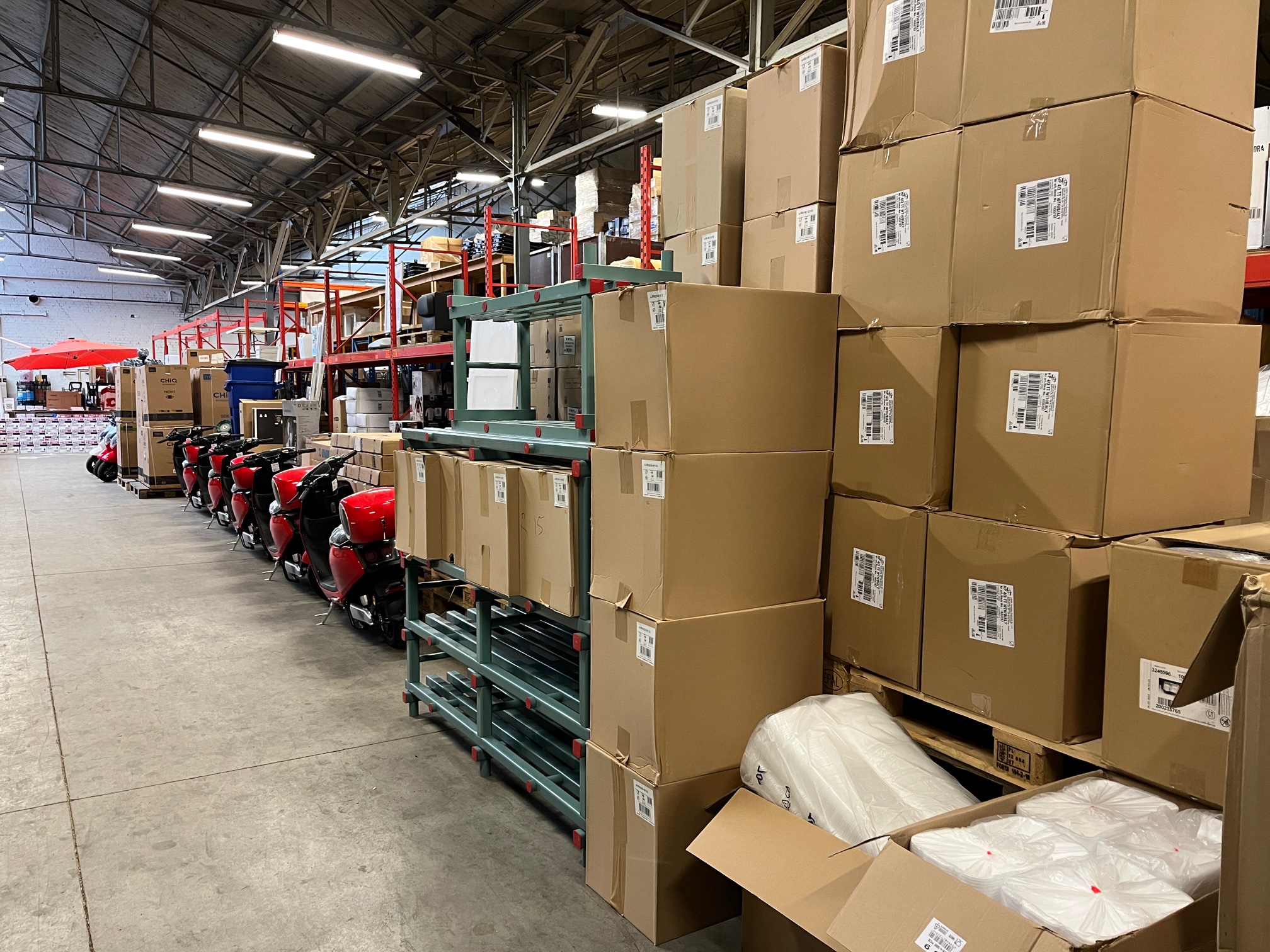 Diverse restpartijen, winkelvoorraden en retouren op pallets. Ideaal voor opkopers die grootschalige partijen zoeken. Veiling en directe verkoop mogelijk.