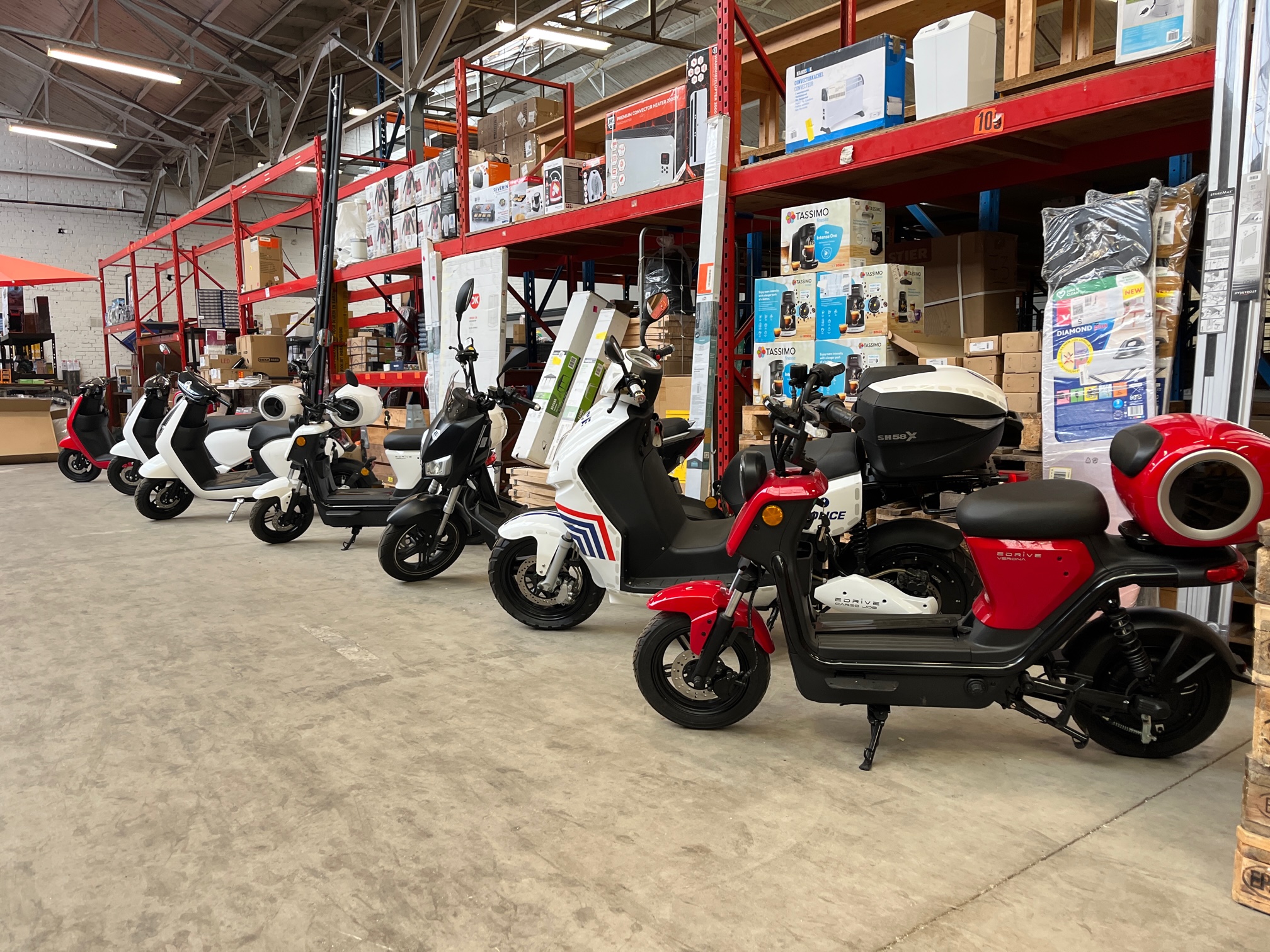 Grotere partijen scooters en fietsen verkopen? Veilinghuis Nederland koopt partijen tweewielers op en zorgt voor een snelle en efficiënte verkoop.