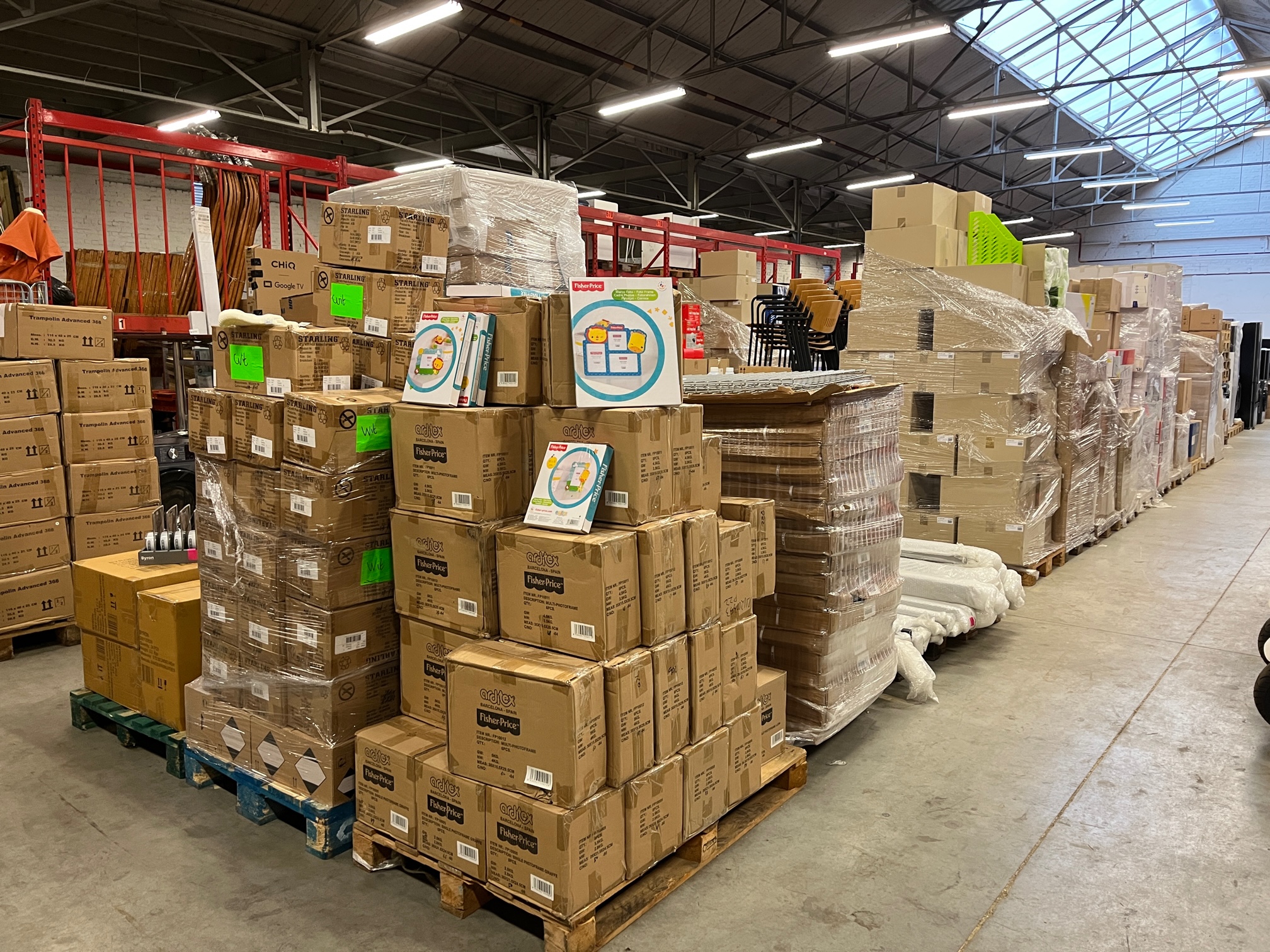 Grote partij handelsvoorraad klaar voor online verkoop via Veilinghuis Nederland.