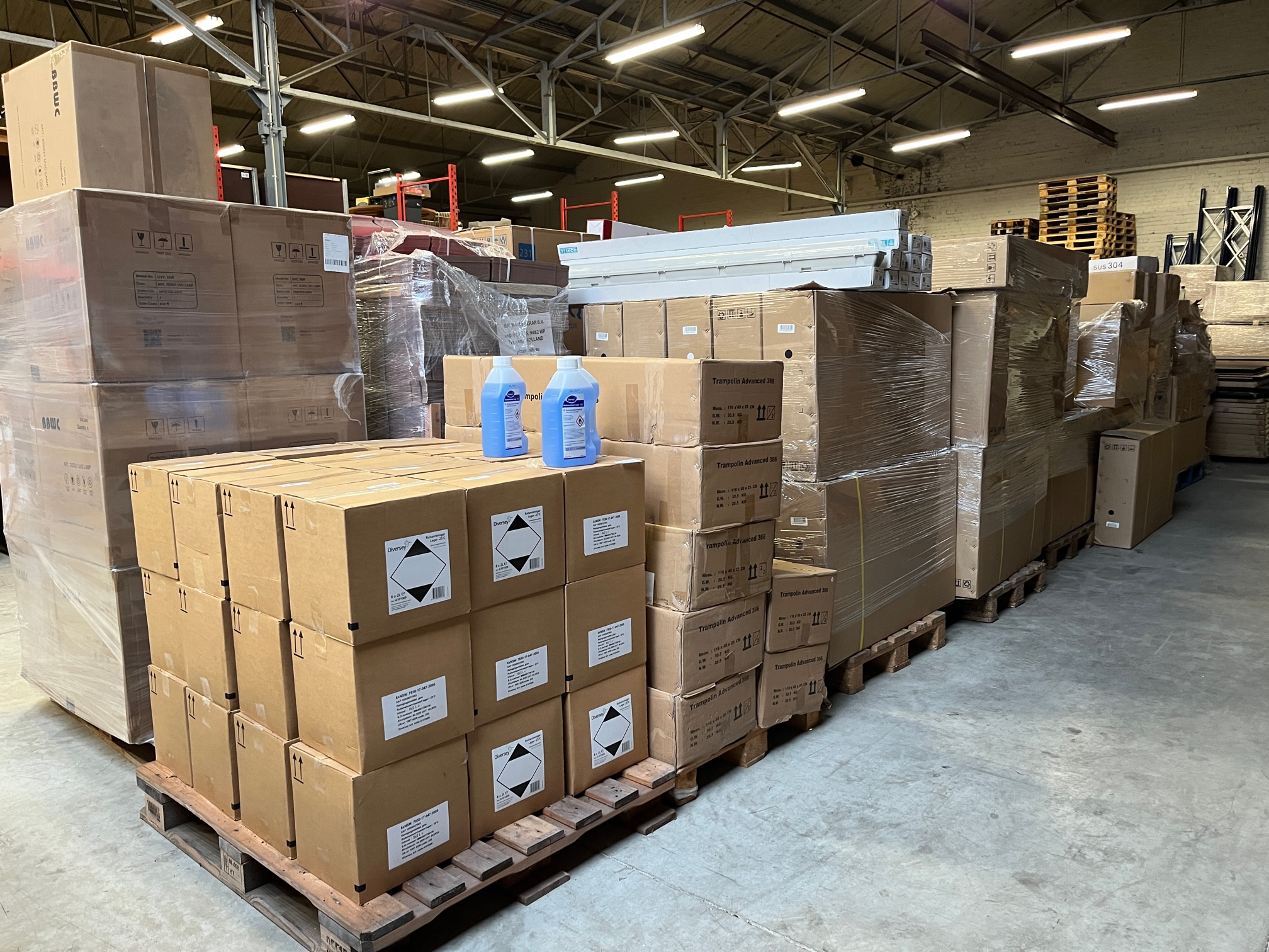 Pallets met retourgoederen en magazijnrestanten klaar voor opkoop.
