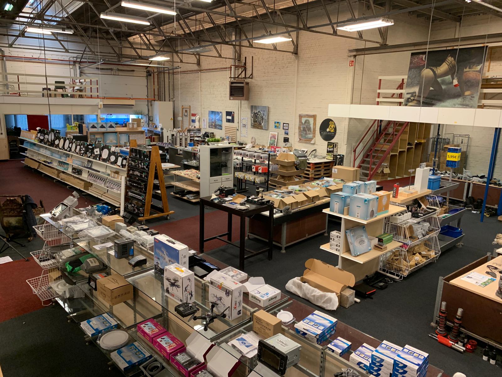 Voorraad, magazijnrestanten en handelswaar klaar voor verwerking door opkoper bij een magazijn