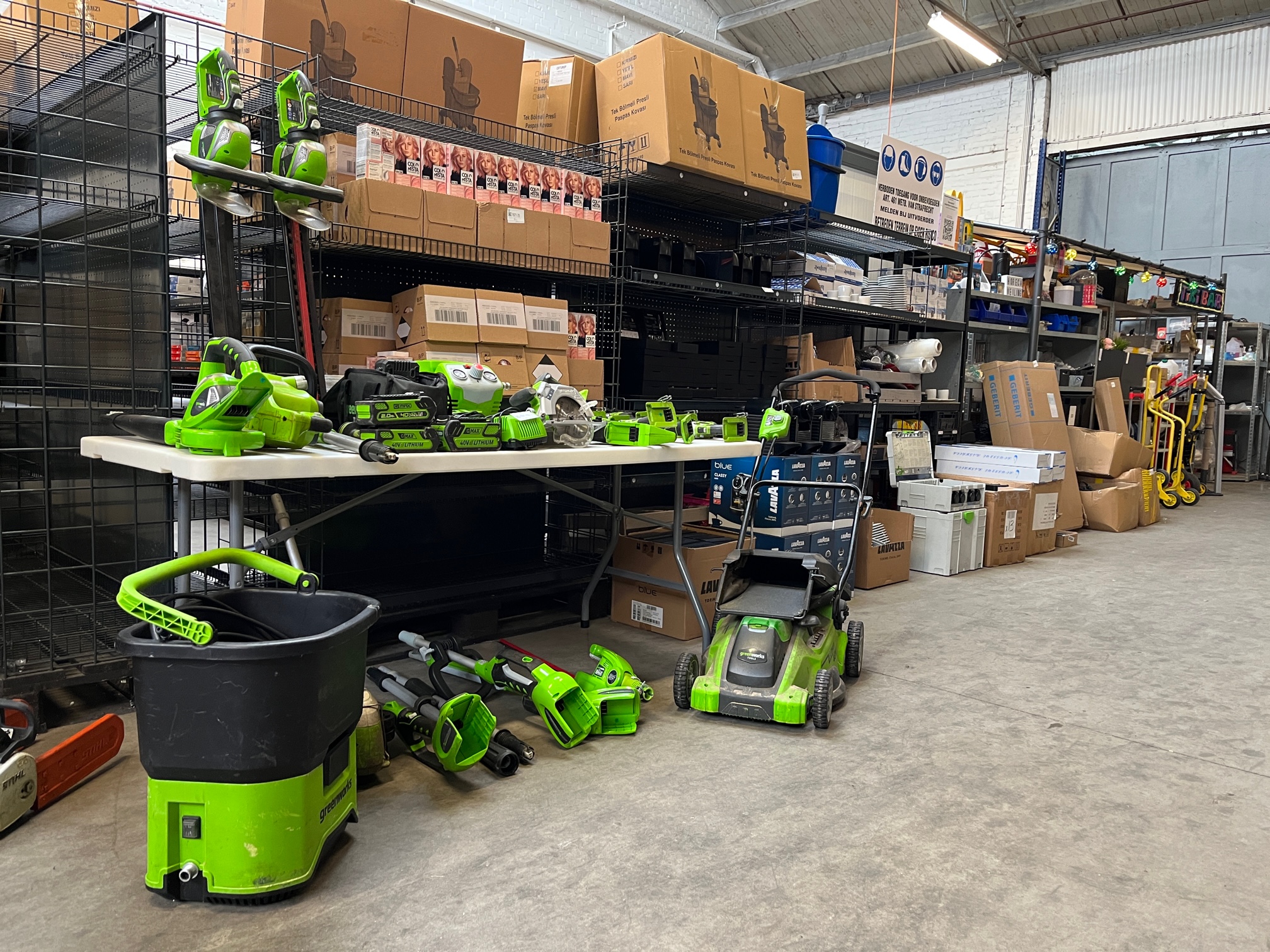 Opkoper van winkelvoorraad, gereedschap en machines.