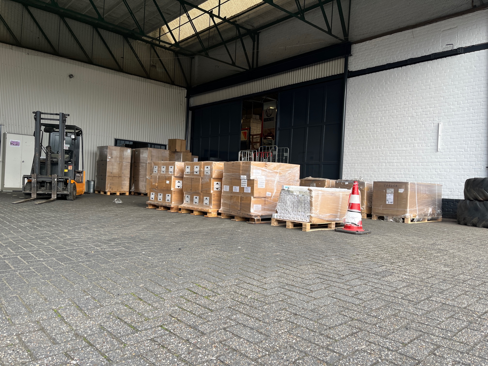 Bedrijfsinventaris te koop via een online veiling.