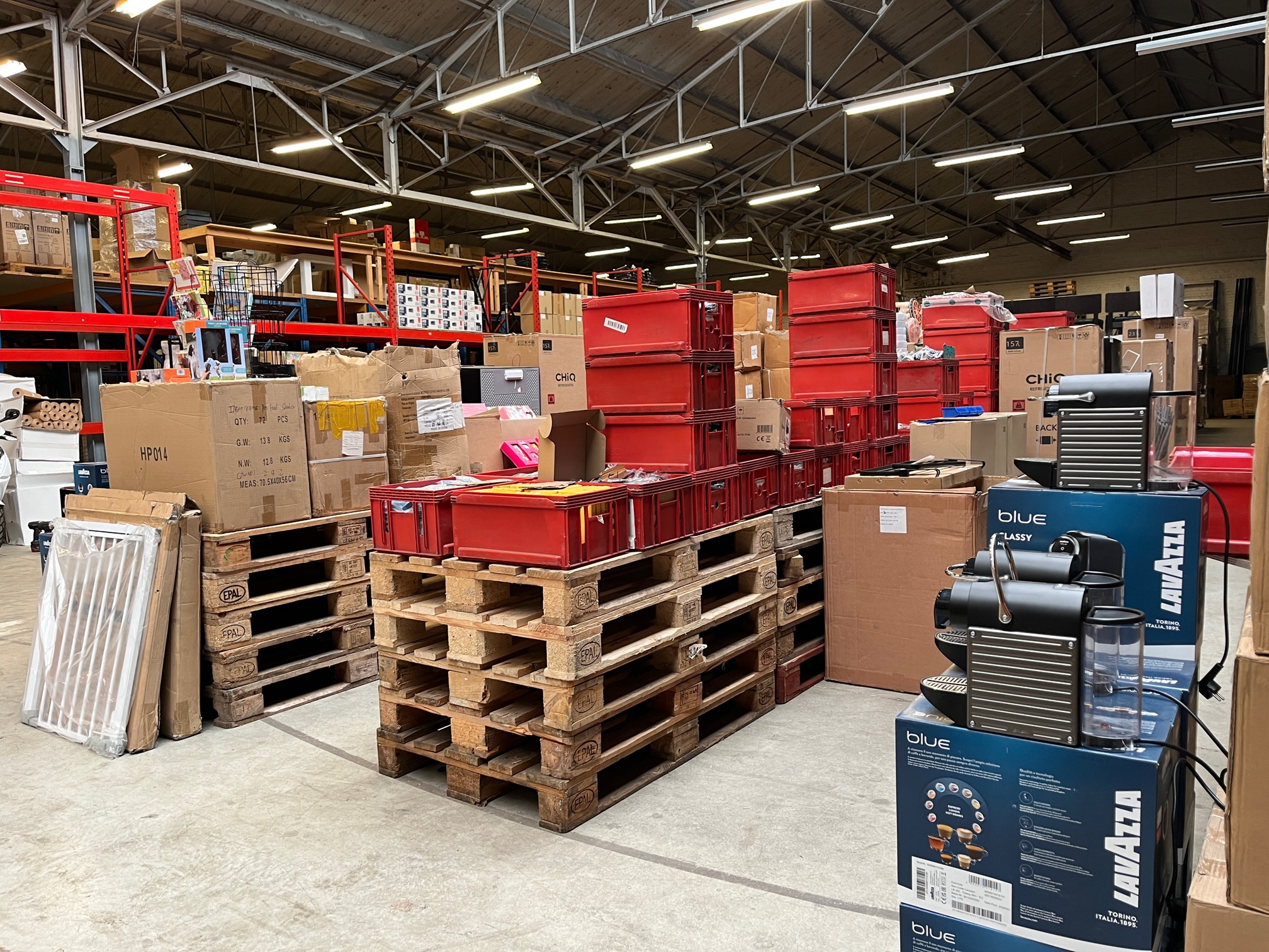 Magazijn wordt leeggehaald voor online veiling.