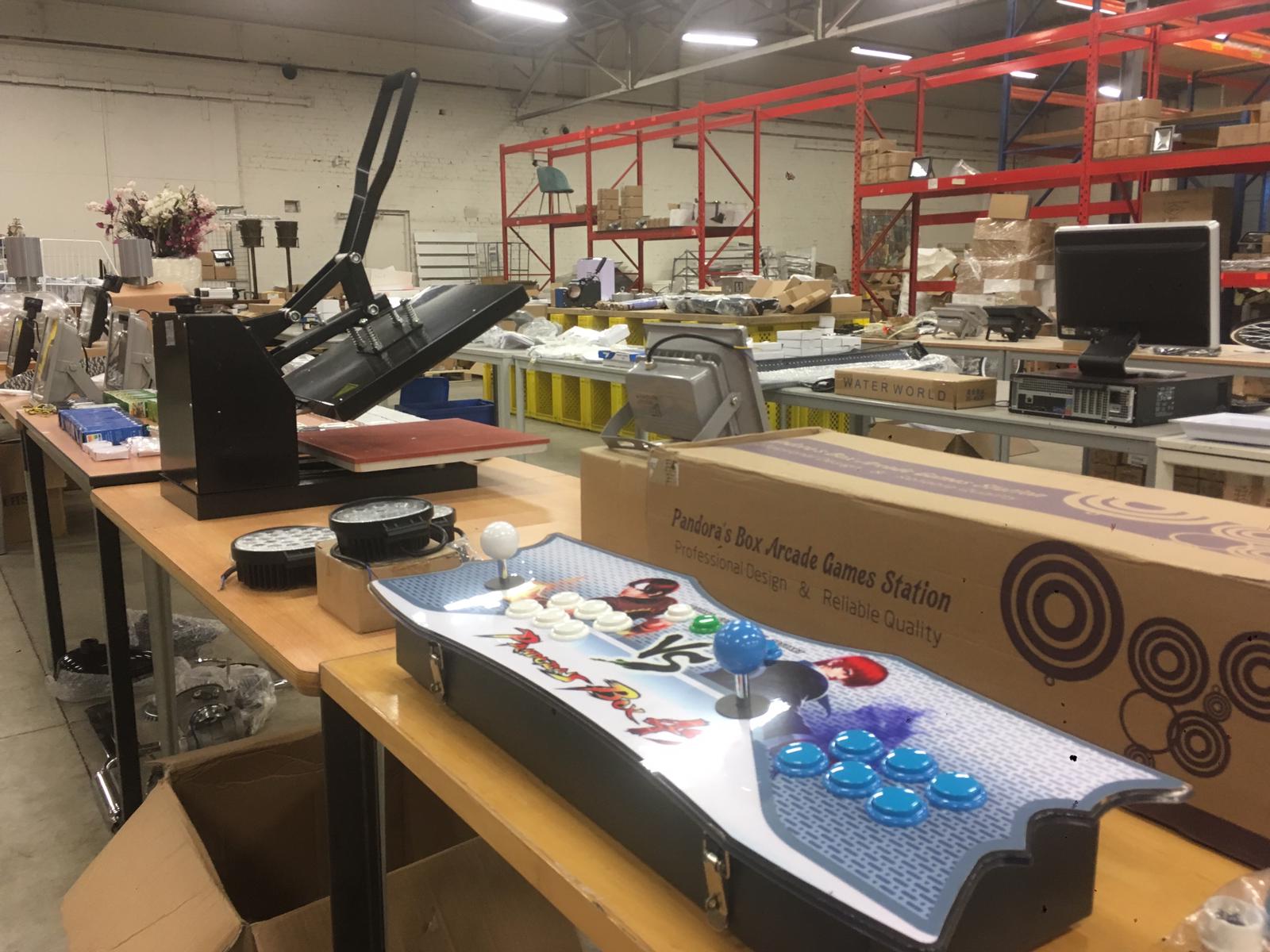 Diverse handelsvoorraad ingebracht voor veiling: van elektronica tot machines.