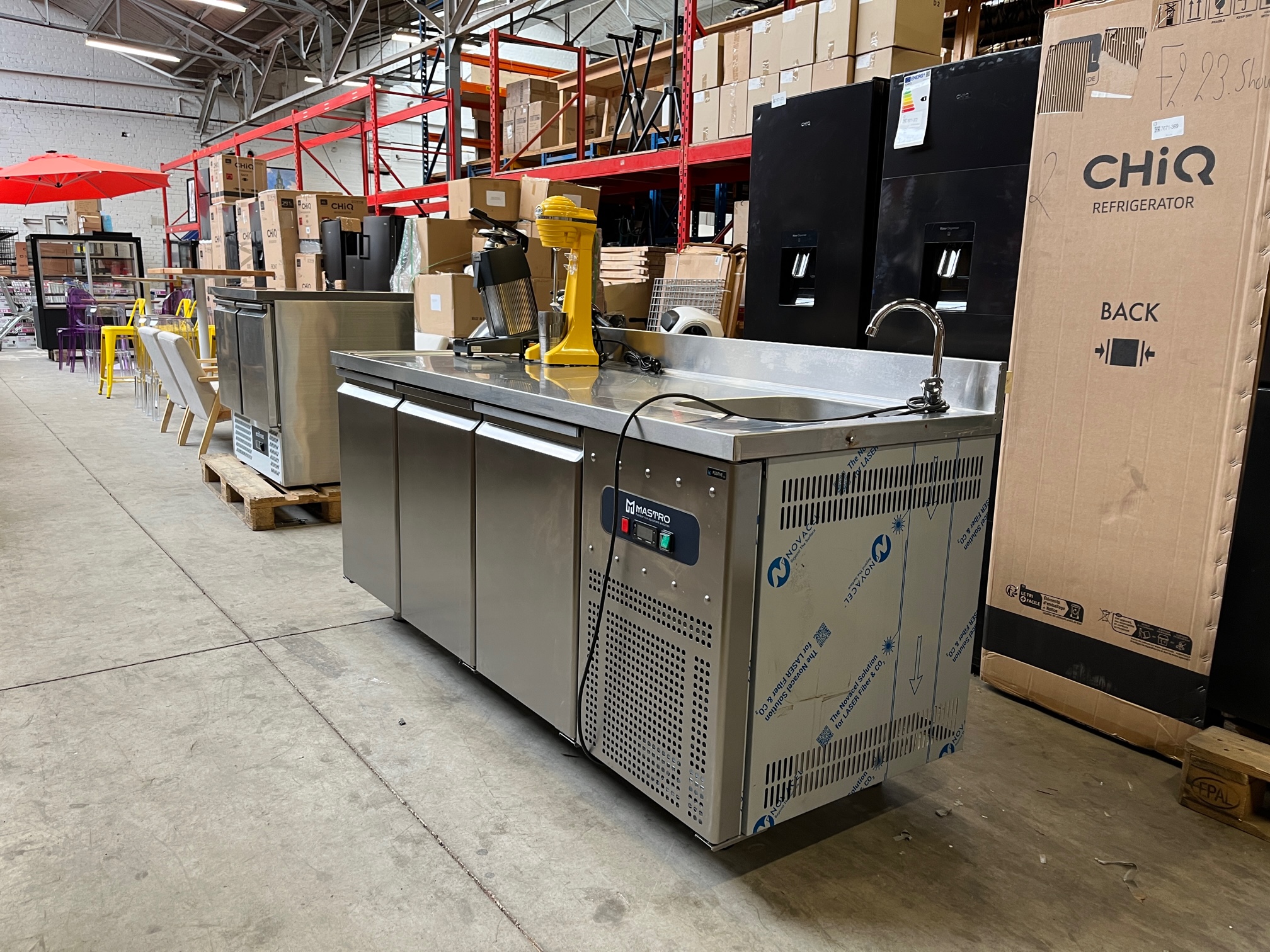 Professionele horeca-keukenapparatuur op pallets voor verkoop of veiling