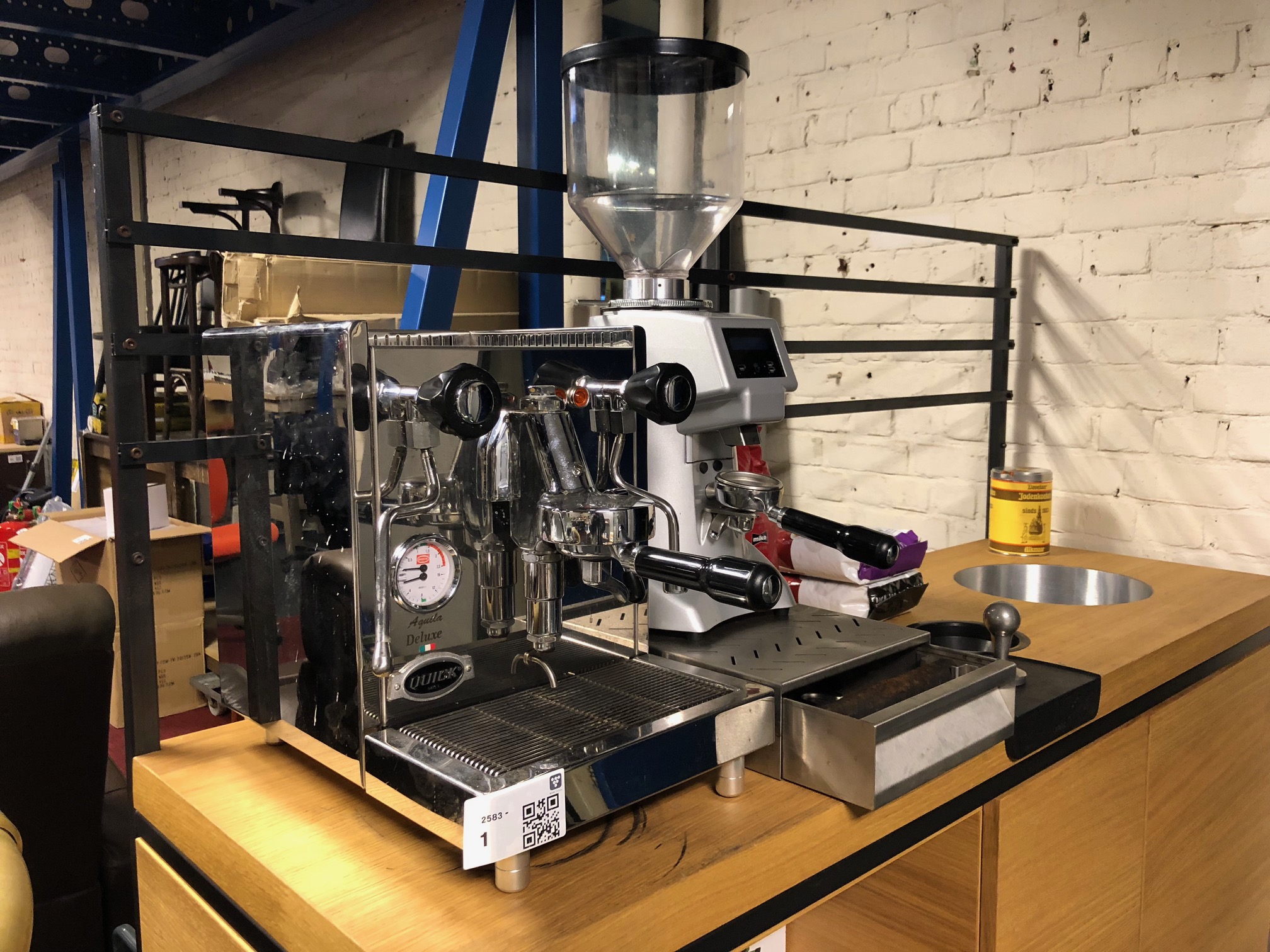Meerdere koffiemachines klaar voor veiling na inbreng door horecaondernemer.