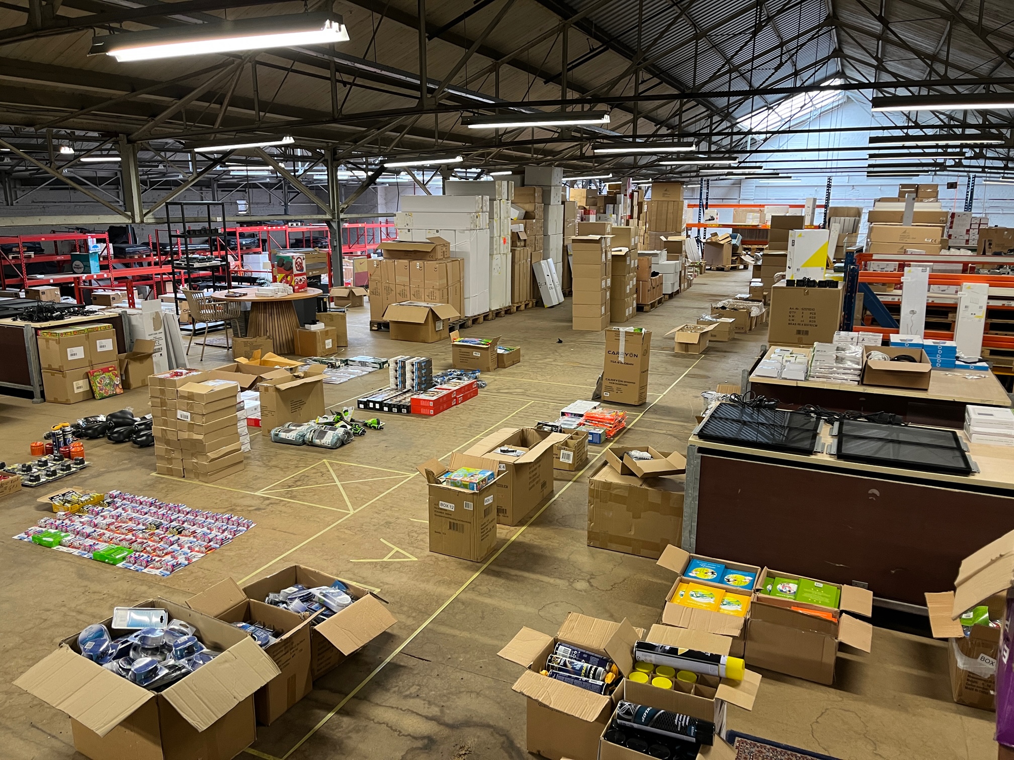 Restpartij goederen in magazijn bestemd voor verkoop of opkoop