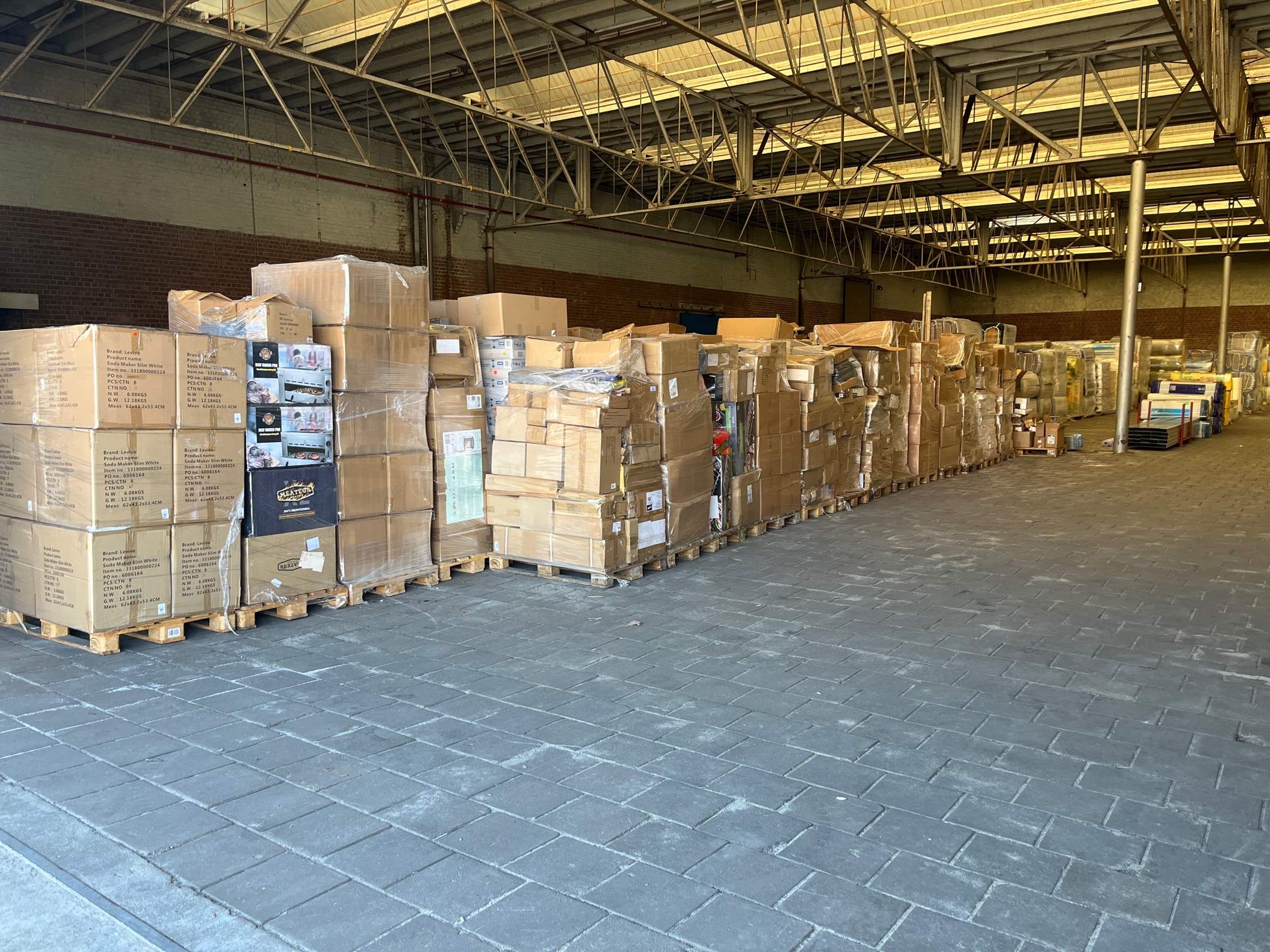 Bouwmaterialen op pallets beschikbaar voor online veiling of directe opkoop