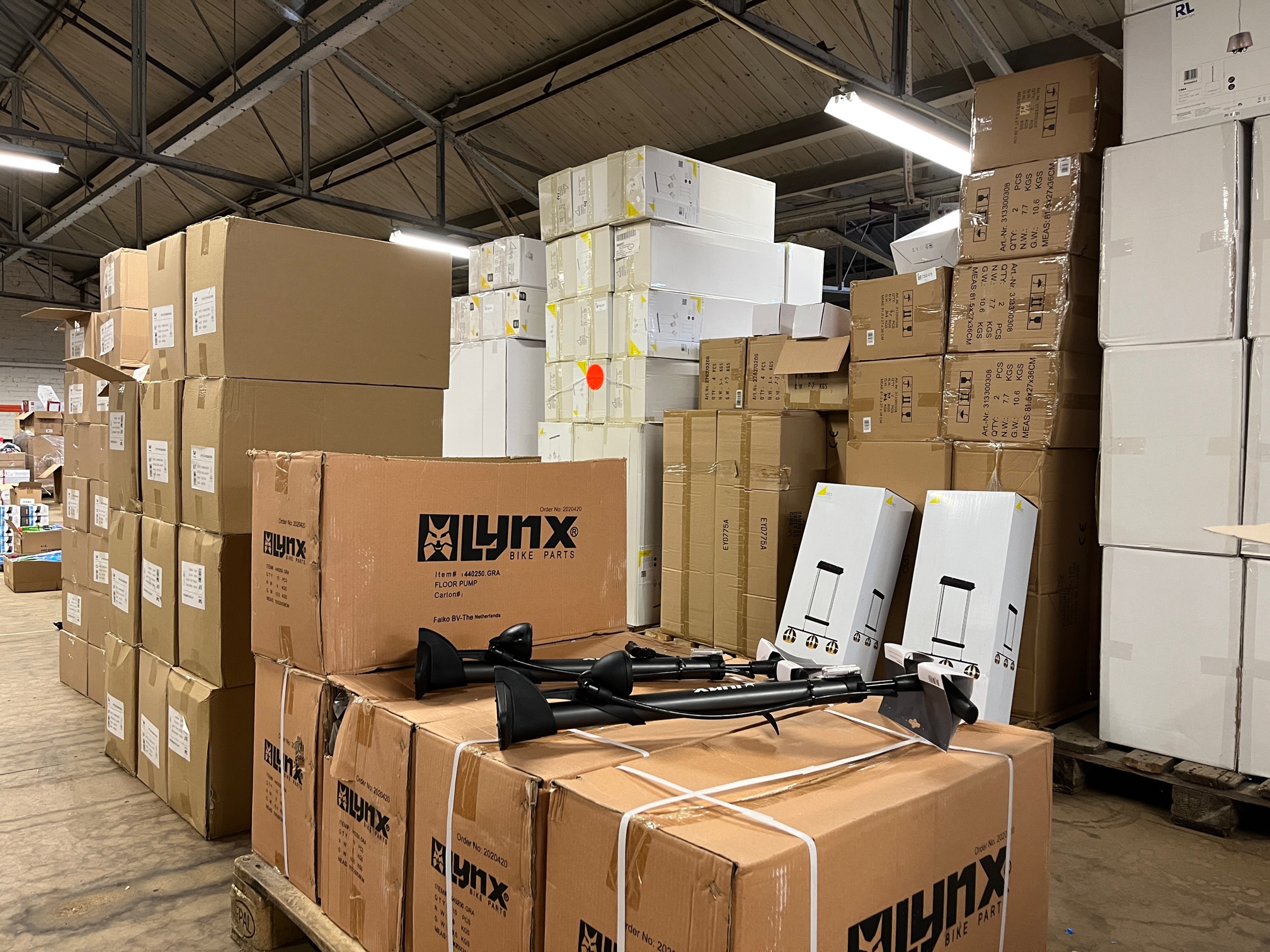 Voorraad horeca-artikelen gereed voor opkoop of online veiling