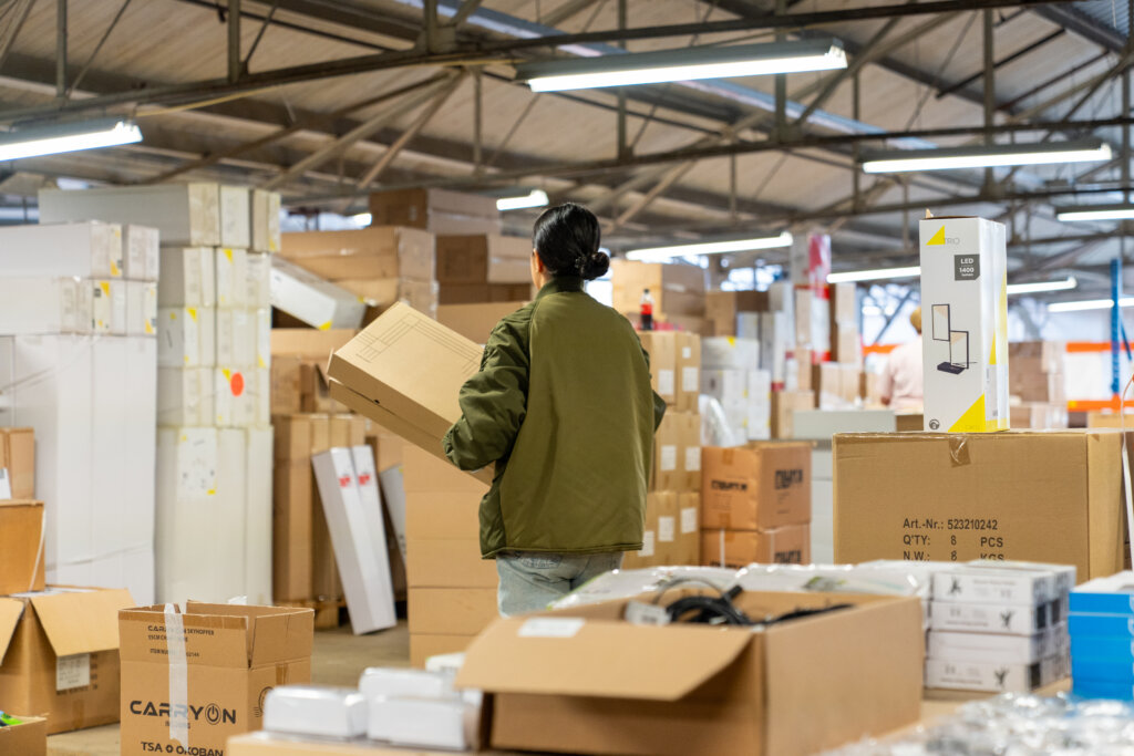 Medewerkers van Veilinghuis Nederland aan het werk in het magazijn bij het voorbereiden van een veiling.