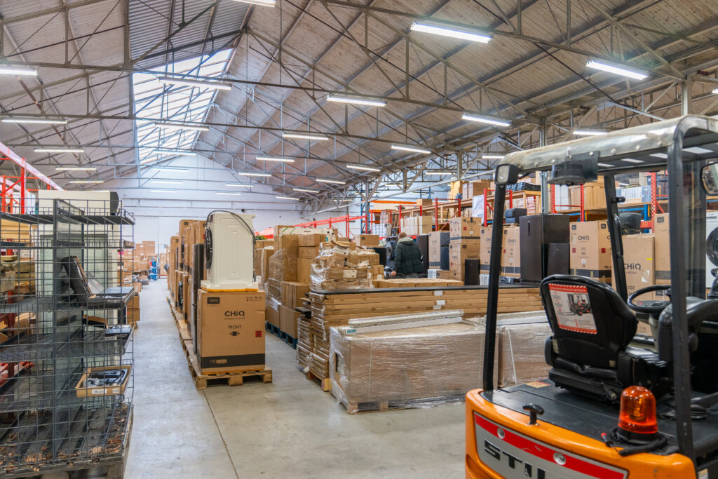 Pallets met voorraad en restpartijen klaar voor online veiling bij Veilinghuis Nederland