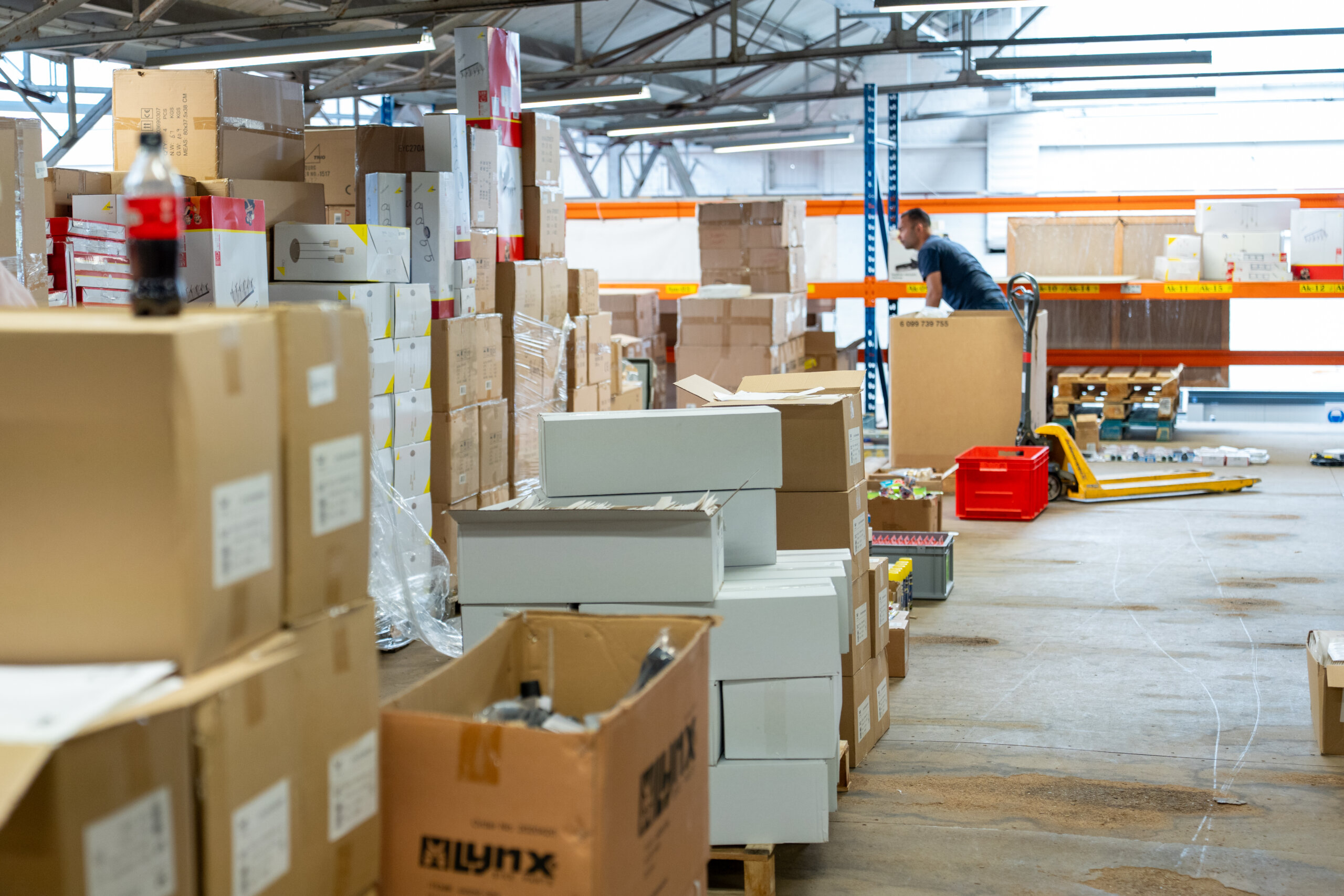Wij verzorgen snelle opkoop of online veiling van magazijnen, winkelvoorraden en zakelijke boedels. Discreet, landelijk en zonder gedoe.