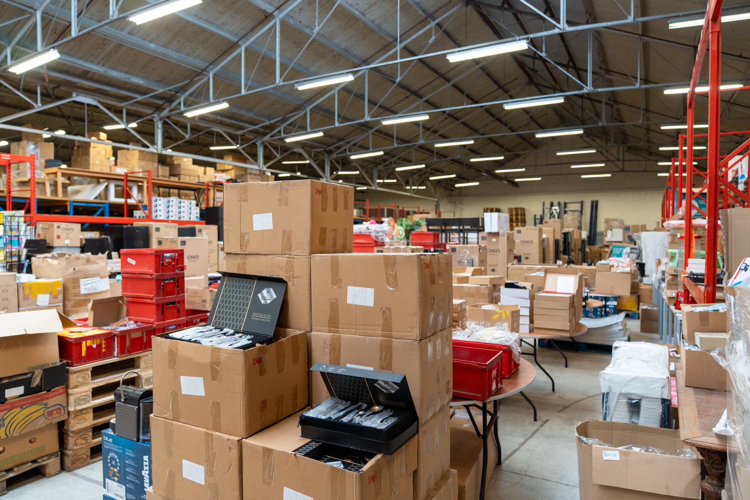 Magazijn van Veilinghuis Nederland met zorgvuldig gesorteerde kavels en partijhandel