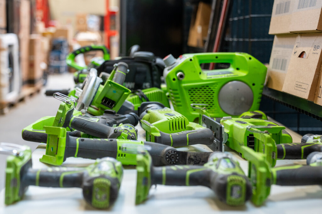 Professionele opkoper van gereedschap verwerkt binnenkomende goederen van zakelijke en particuliere verkopers bij Veilinghuis Nederland