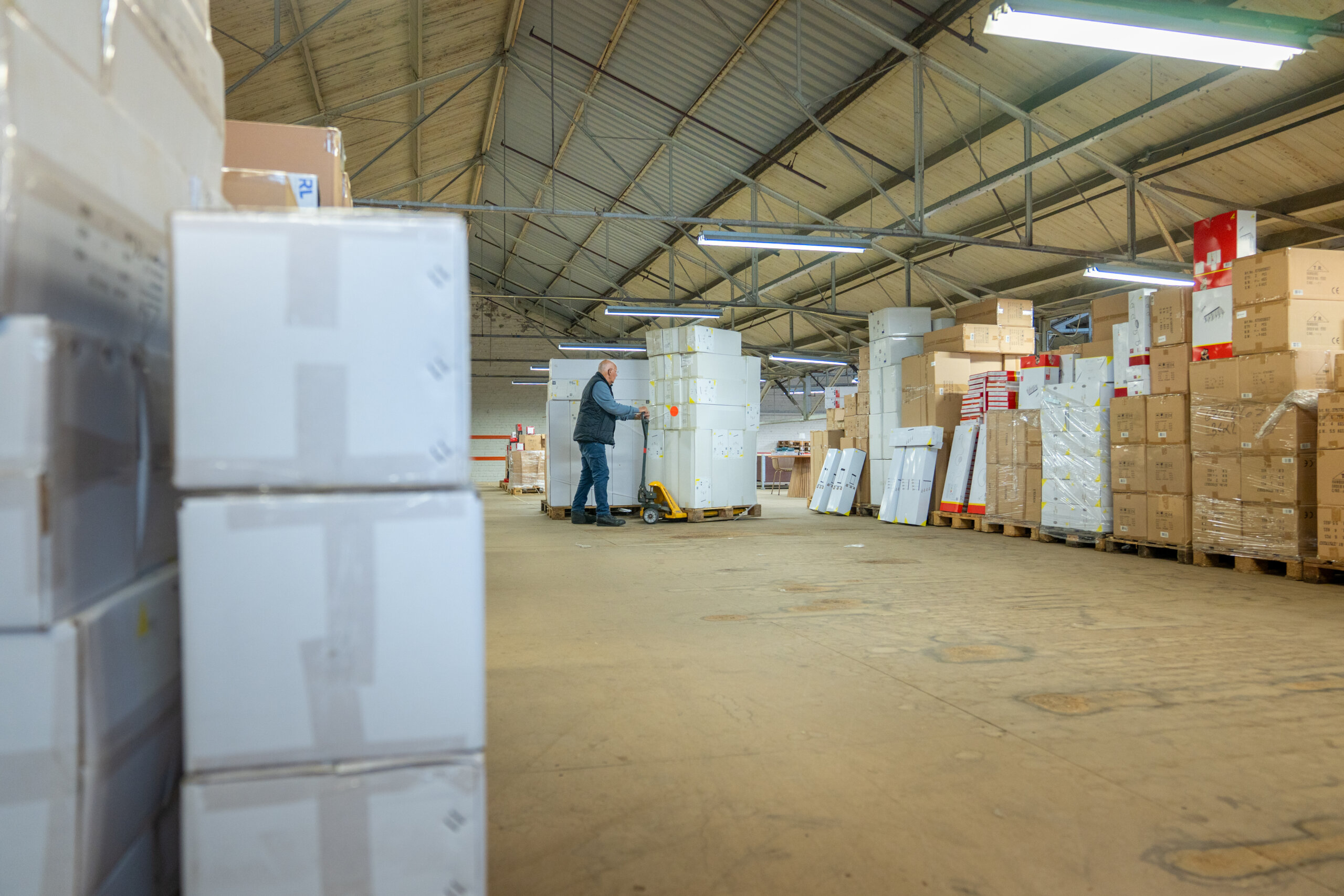 Team van Veilinghuis Nederland aan het werk in het magazijn tijdens voorbereidingen voor een online veiling.