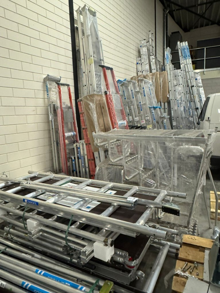 Grote partij ladders en trappen uit magazijnrestant, klaar voor online veiling