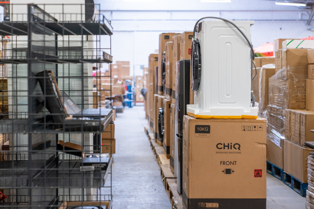 Overzicht van ingekochte voorraad en gereedstaande kavels in het magazijn van Veilinghuis Nederland.