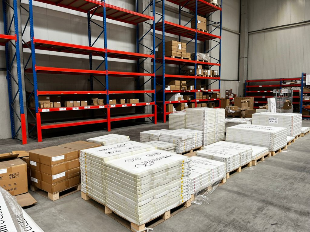 Magazijn vol handelsvoorraad van SAM International, voorbereid op transport en verkoop door Veilinghuis Nederland