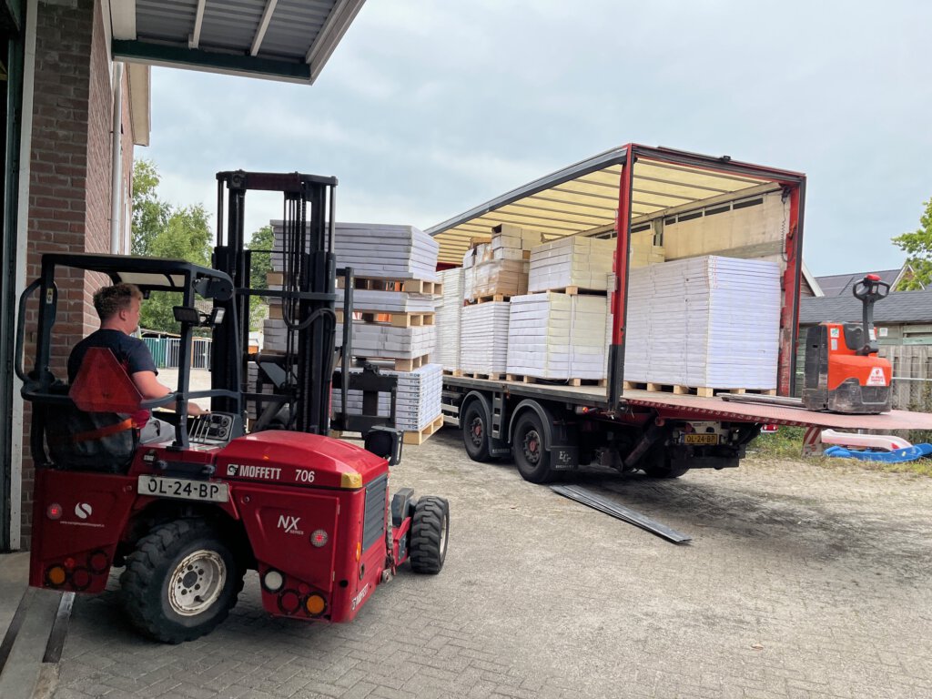 Vrachtwagen transport van SAM International voorraad naar Veilinghuis Nederland magazijn