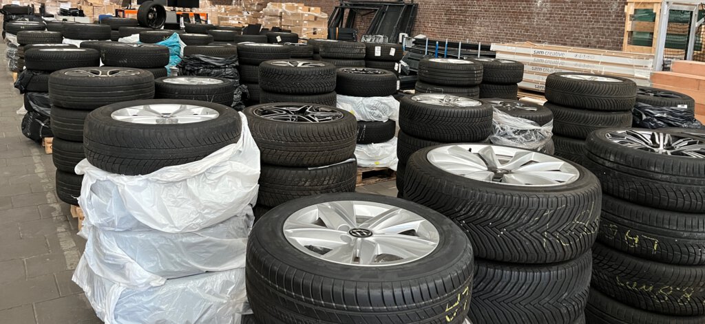 Opkoper van complete partijen autobanden en velgen voor snelle verkoop