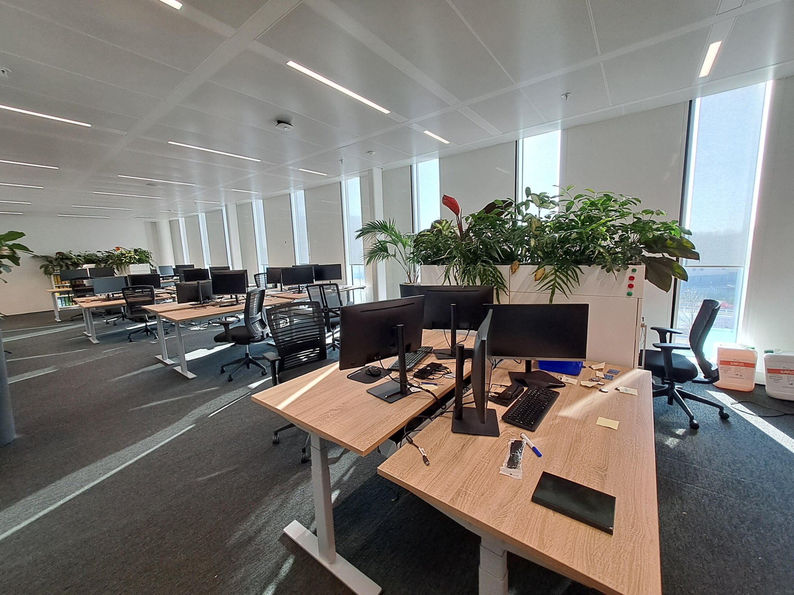 Gestapelde ICT-hardware zoals laptops, computers en netwerkapparatuur die klaarstaan voor opkoop en duurzame verwerking.