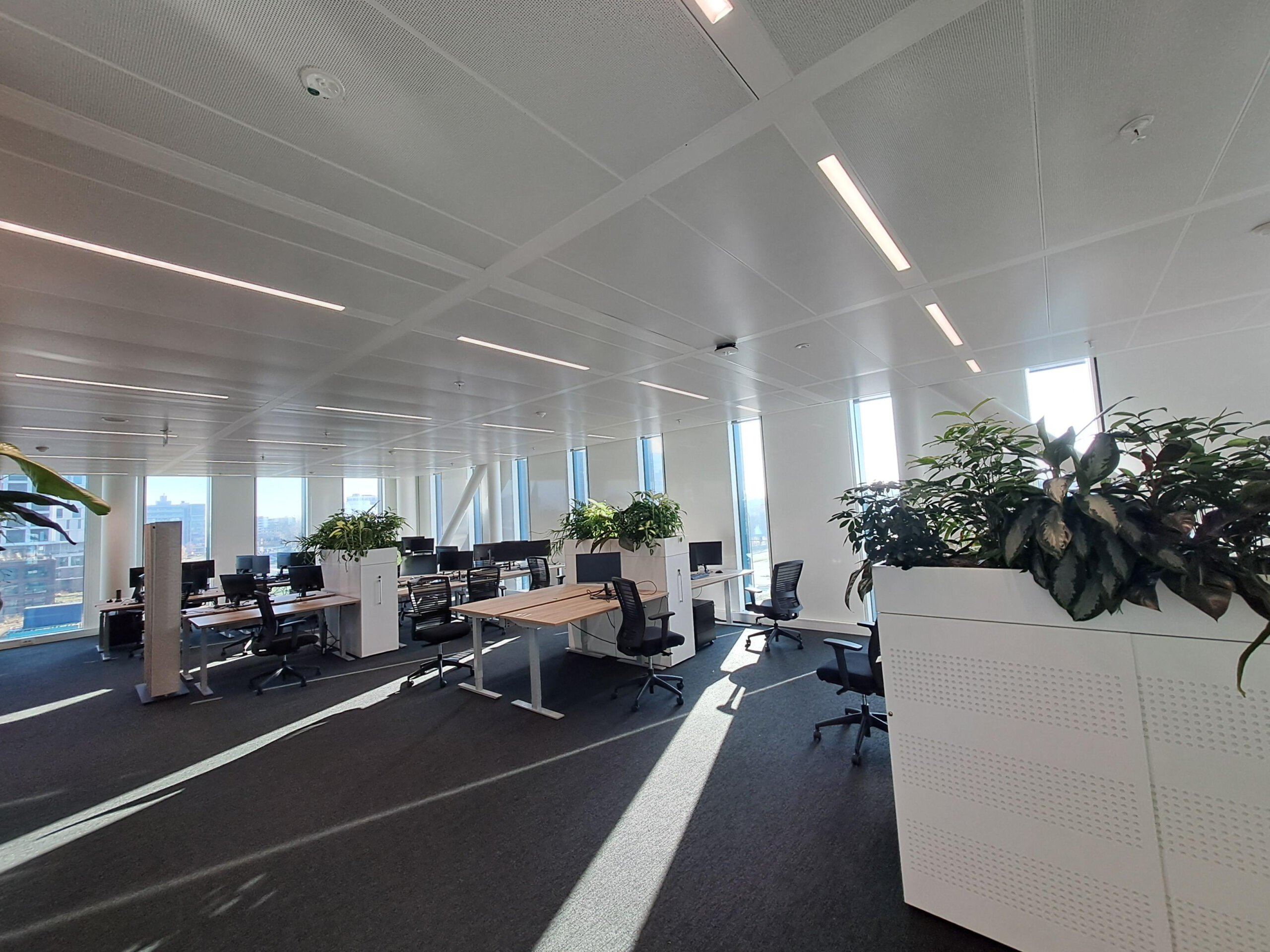 Kantoorruimte met werkplekken vol computers en ICT-hardware, bestemd voor opkoop, recycling en circulaire verwerking.