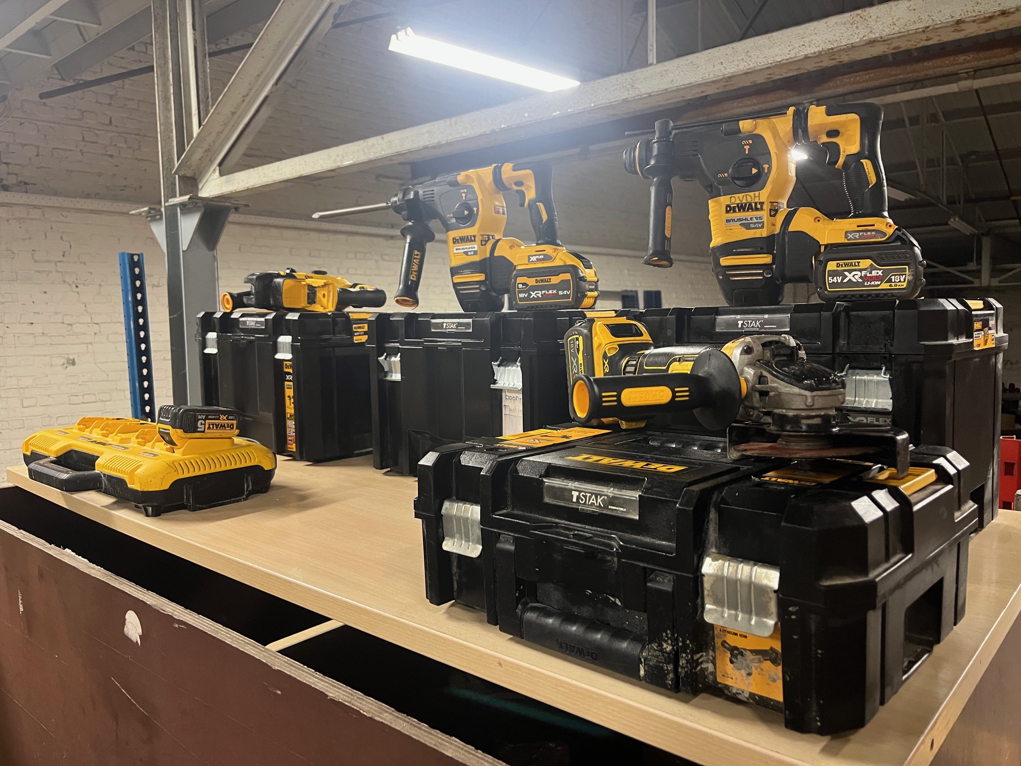 Opkoper gereedschap neemt DeWalt accugereedschap over voor verkoop en online veiling