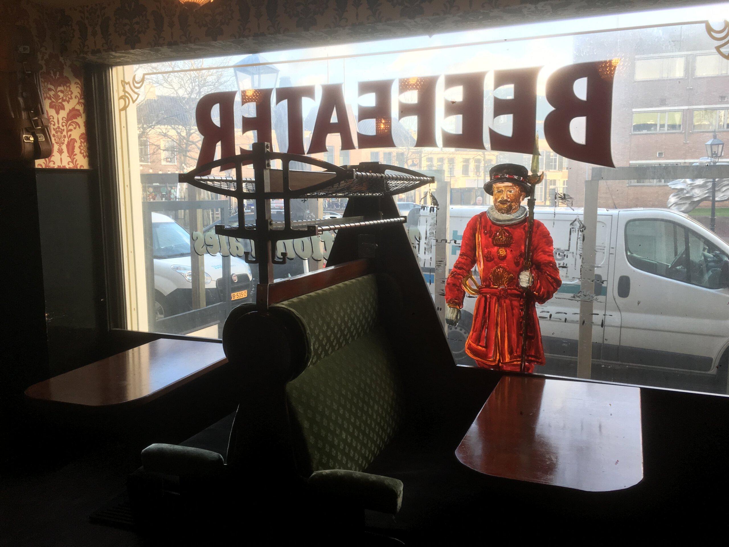 Achter de schermen bij het opkopen en online veilen van horeca-inventaris, apparatuur en inrichting van cafés, hotels en discotheken