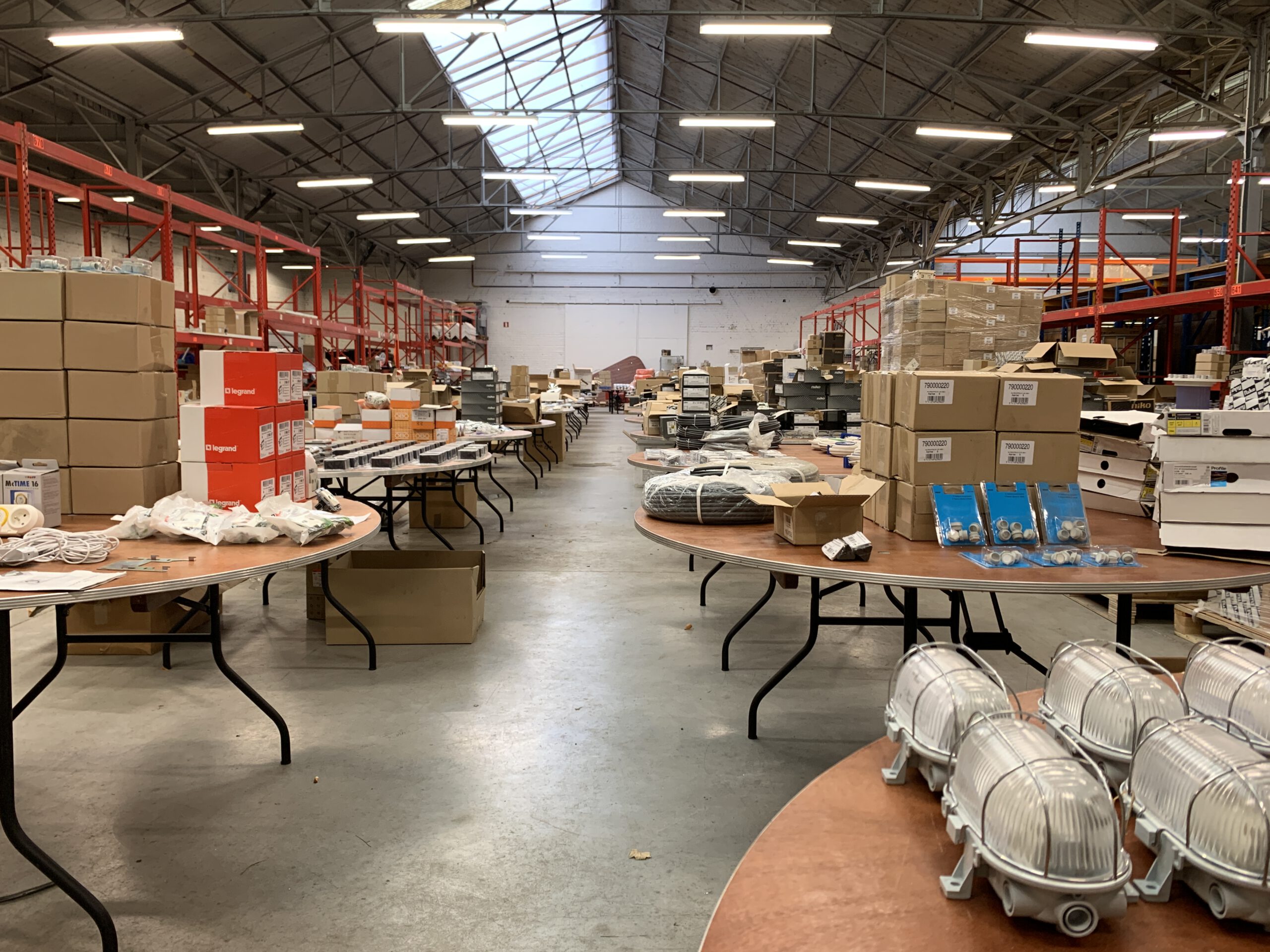 Voorbereiding en sortering door dienstverleners en specialisten in veilingloods