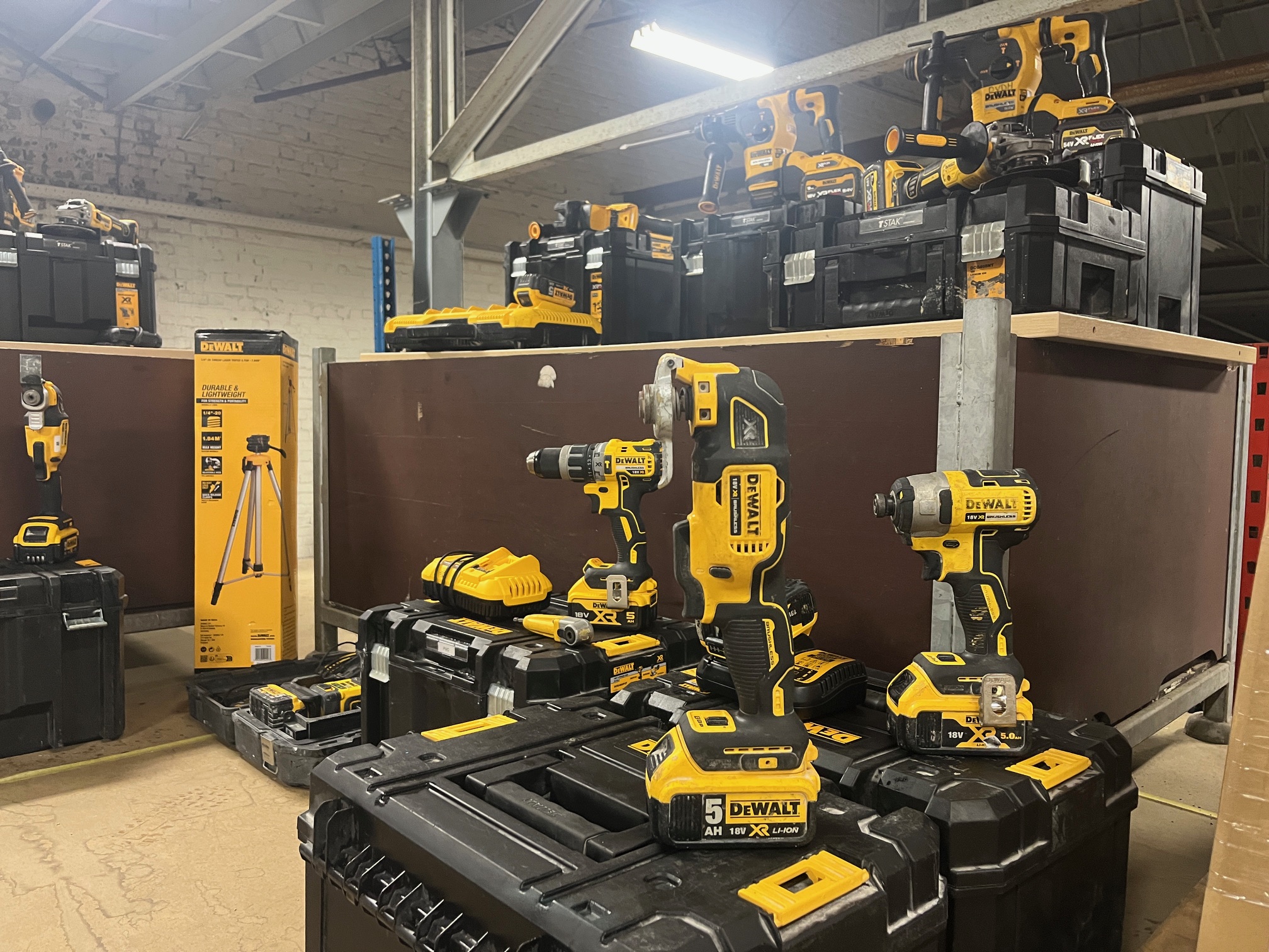 Gereedschap inbrengen voor veiling, waarbij professioneel gereedschap door bedrijven wordt aangeboden voor verkoop via een transparante online veiling.