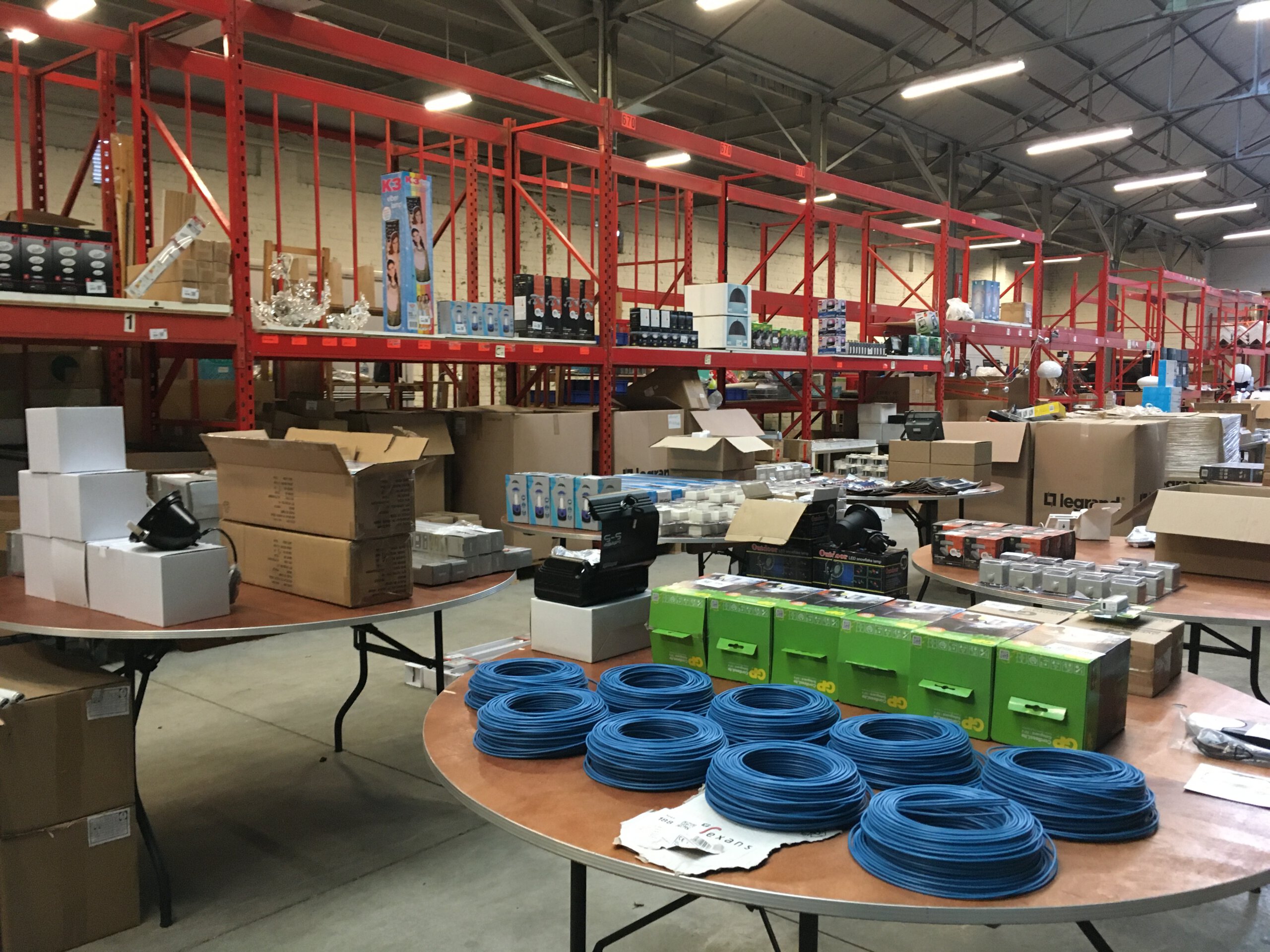 Inbreng voor online veiling bij Veilinghuis Nederland in een professioneel magazijn