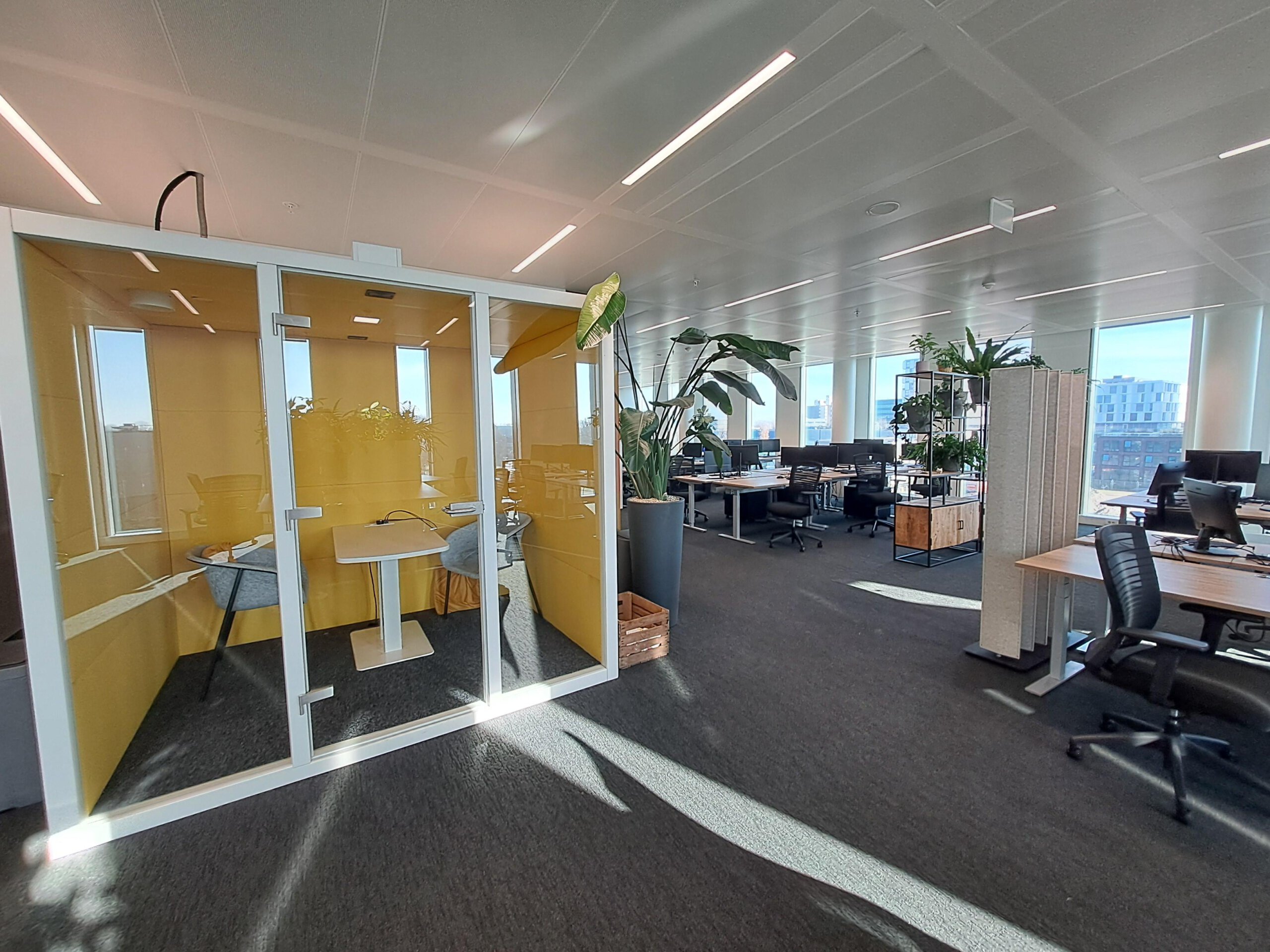 Kantoorinventaris met bureaus en ICT-apparatuur verkopen aan opkoper ICT- en kantoorinventaris professioneel opgekocht