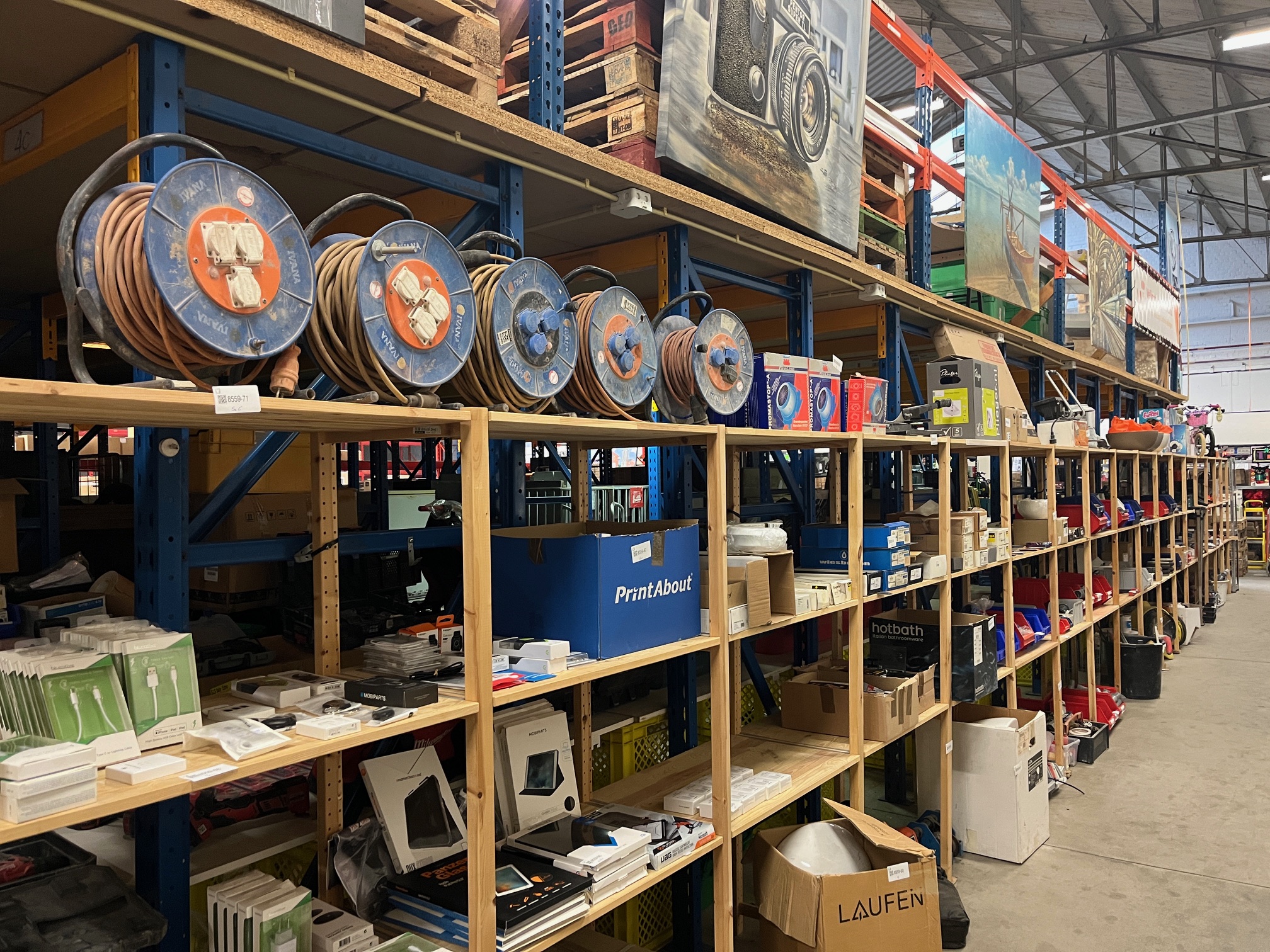 Magazijn waar goederen worden ingebracht en gesorteerd voor een veiling