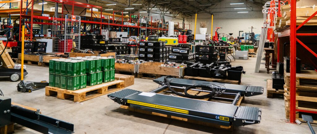 Opgekocht gereedschap en garage-inventaris opgeslagen in een magazijn en aangeboden via een online veiling