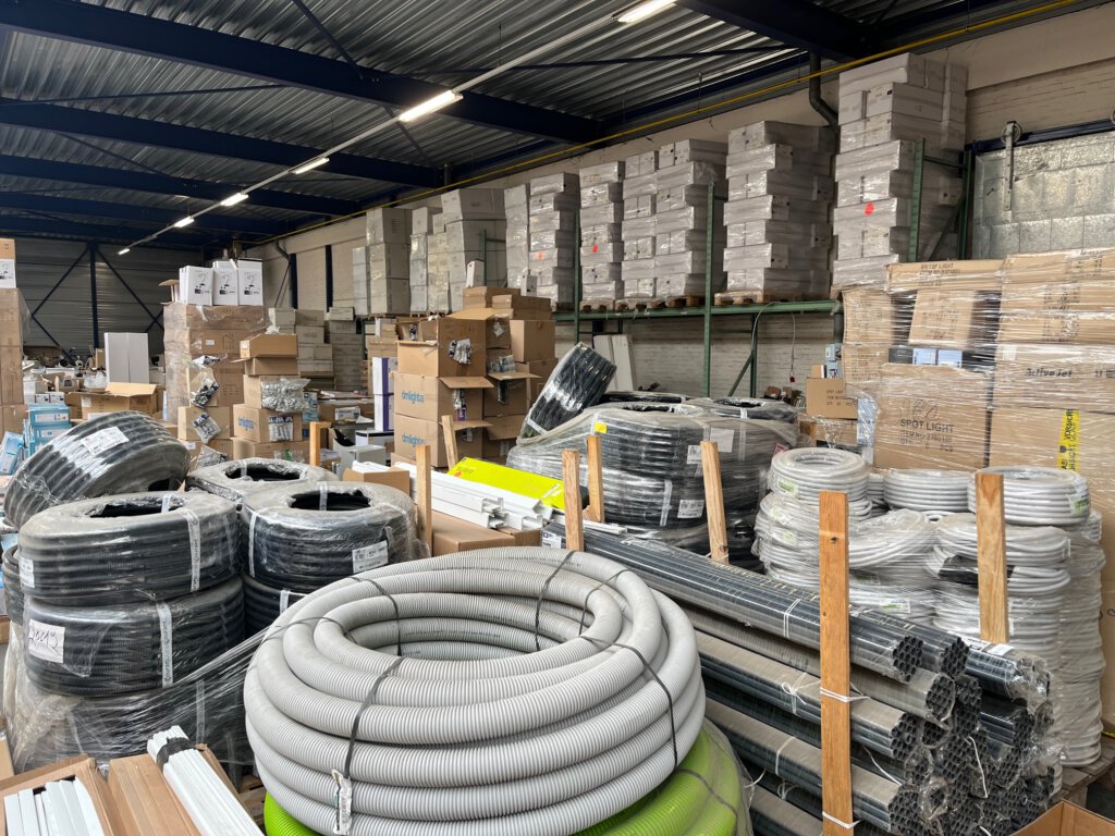 Bedrijfsmatige goederen opgeslagen in een magazijn en bestemd voor verkoop via opkoop of online veiling