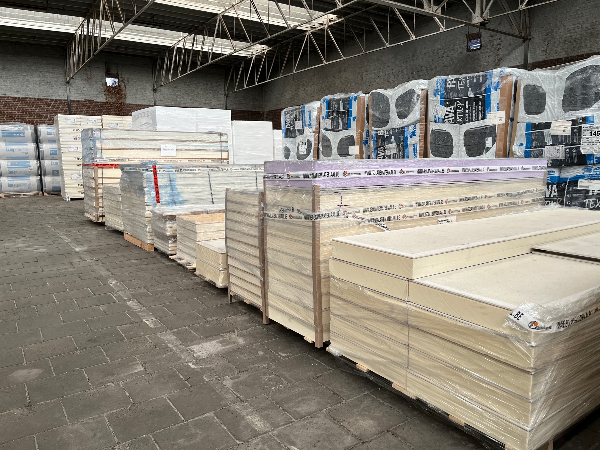 Opkoper van bouwmaterialen, isolatiematerialen en professioneel gereedschap in magazijnopstelling bij Veilinghuis Nederland