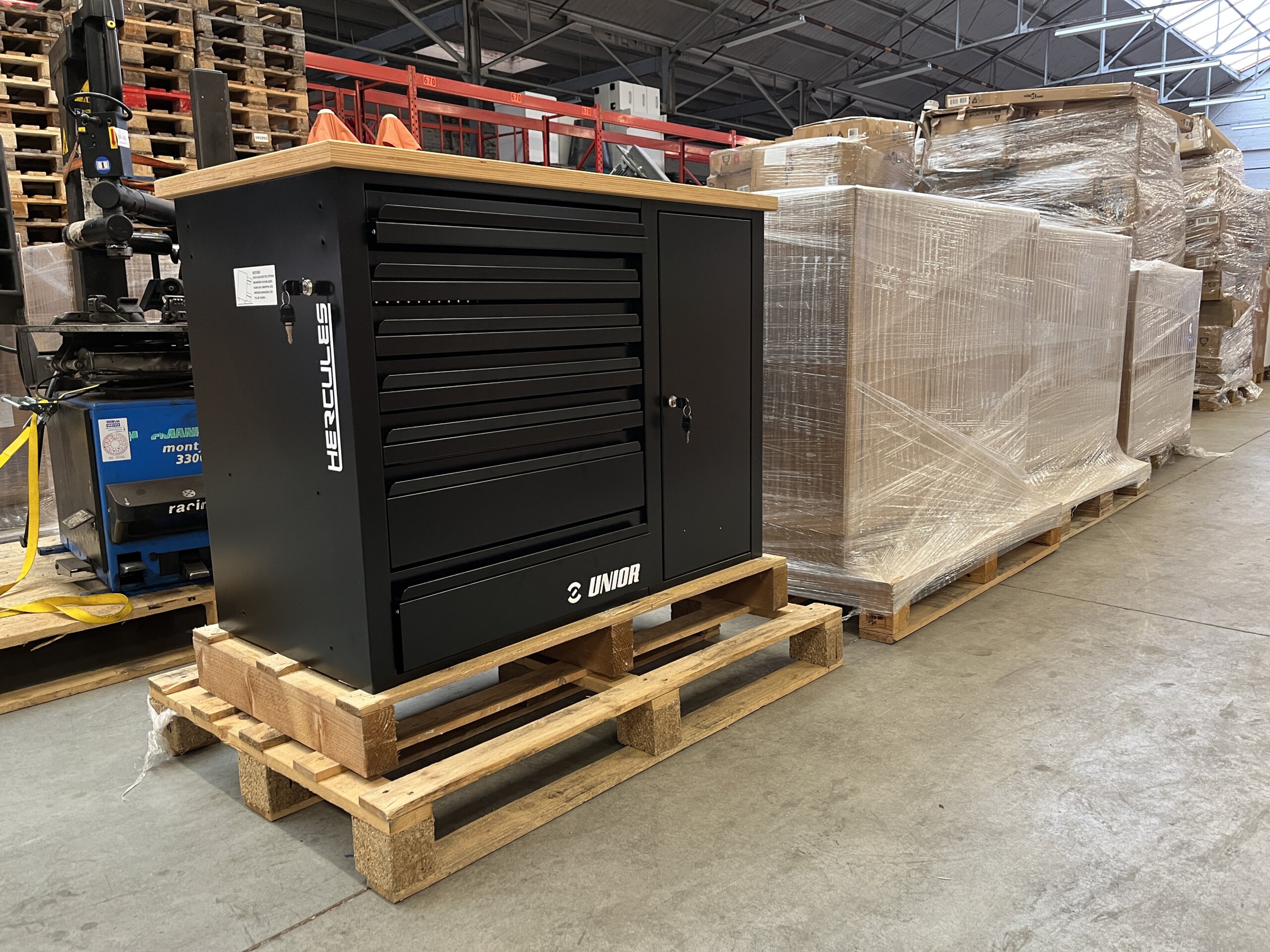 pkoper gereedschap koopt gevulde gereedschapswagen met professioneel gereedschap op