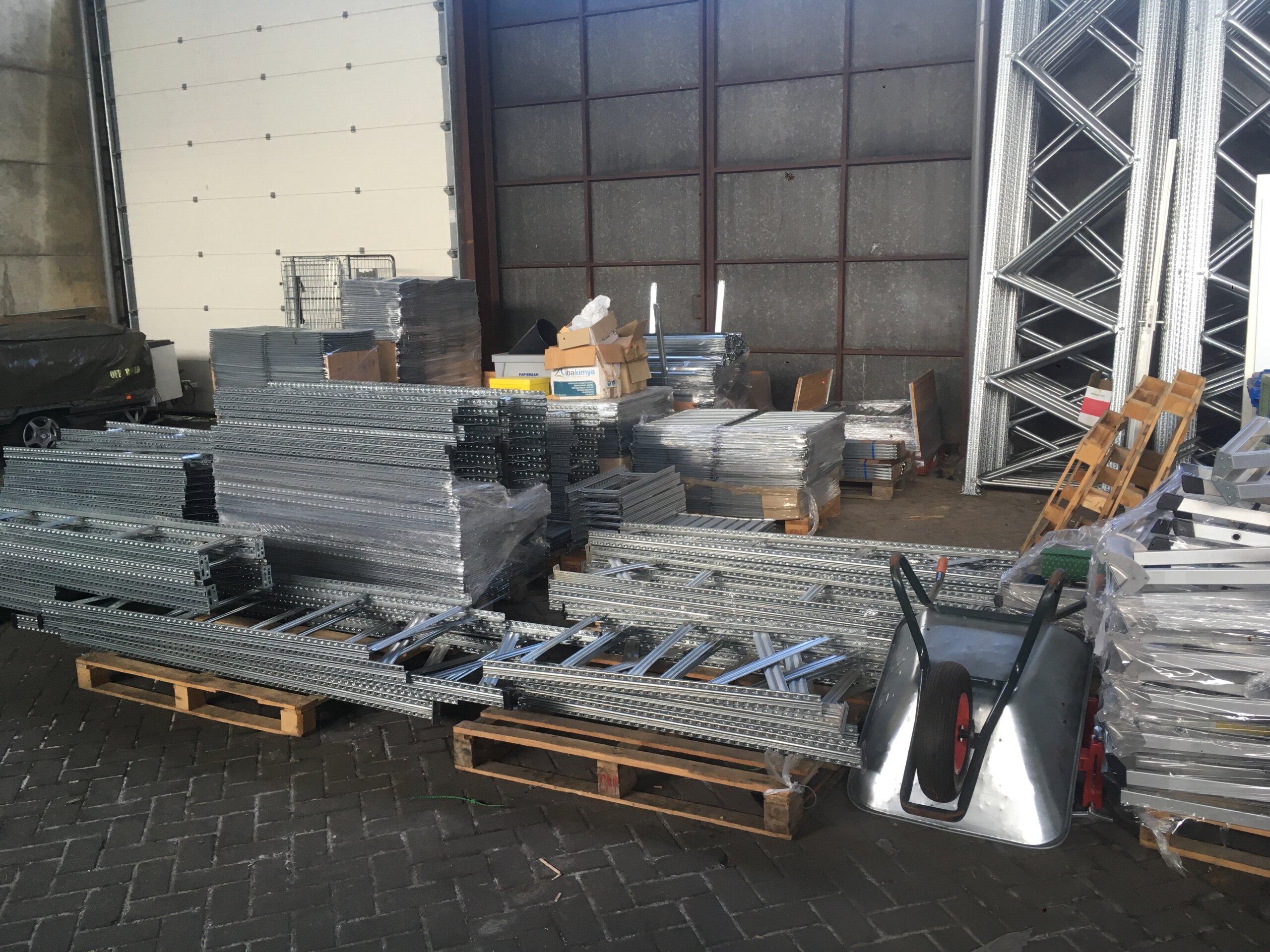 Opkoper van magazijninrichting, werkplaatsinrichting en stellingen in groot professioneel magazijn met voorraad voor online veiling